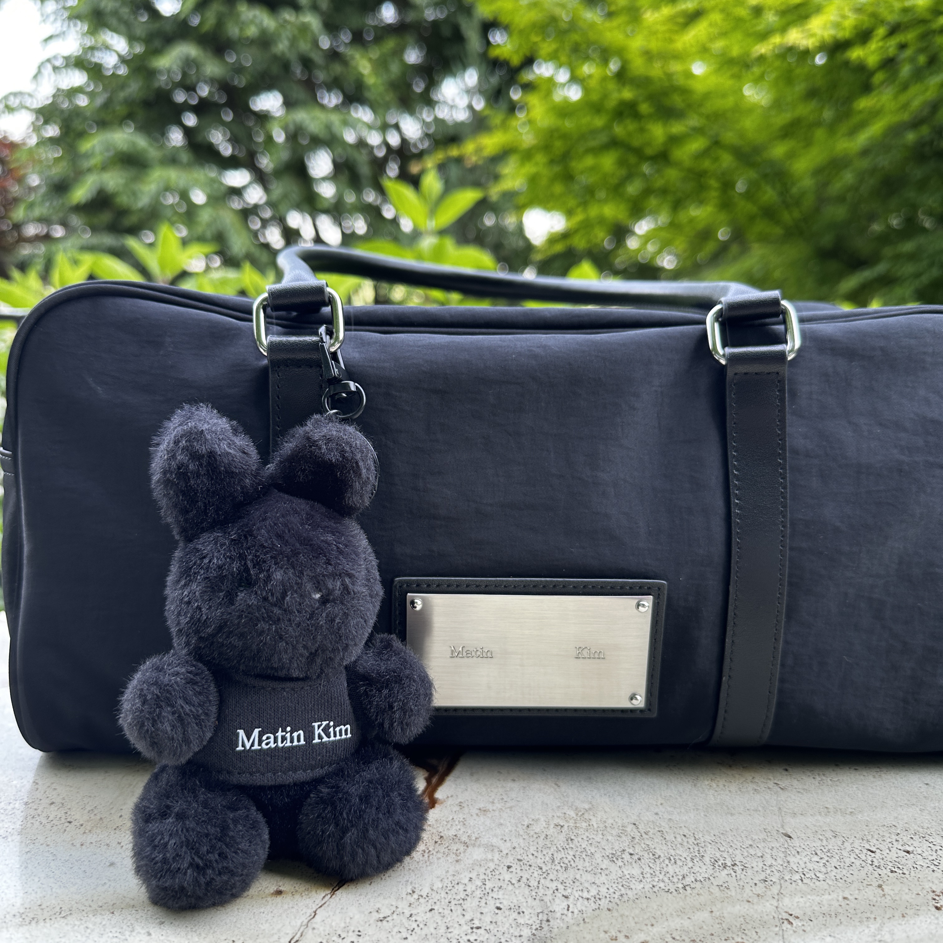 Matin Kim Black Bunny Toy Keyring Black, Matin Kim Sporty Tote Bag Black 착용 스타일