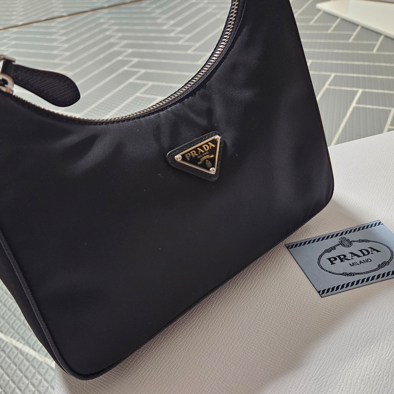 Prada Re-Edition 2005 Re-Nylon Mini Hobo Bag Black 착용 스타일