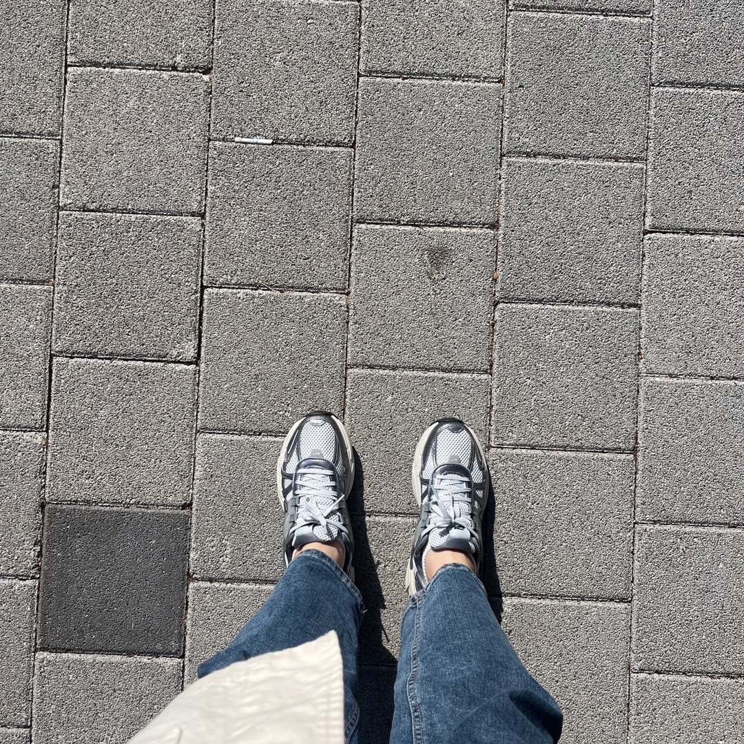 Nike V2K Run Pure Platinum Wolf Grey 착용 스타일
