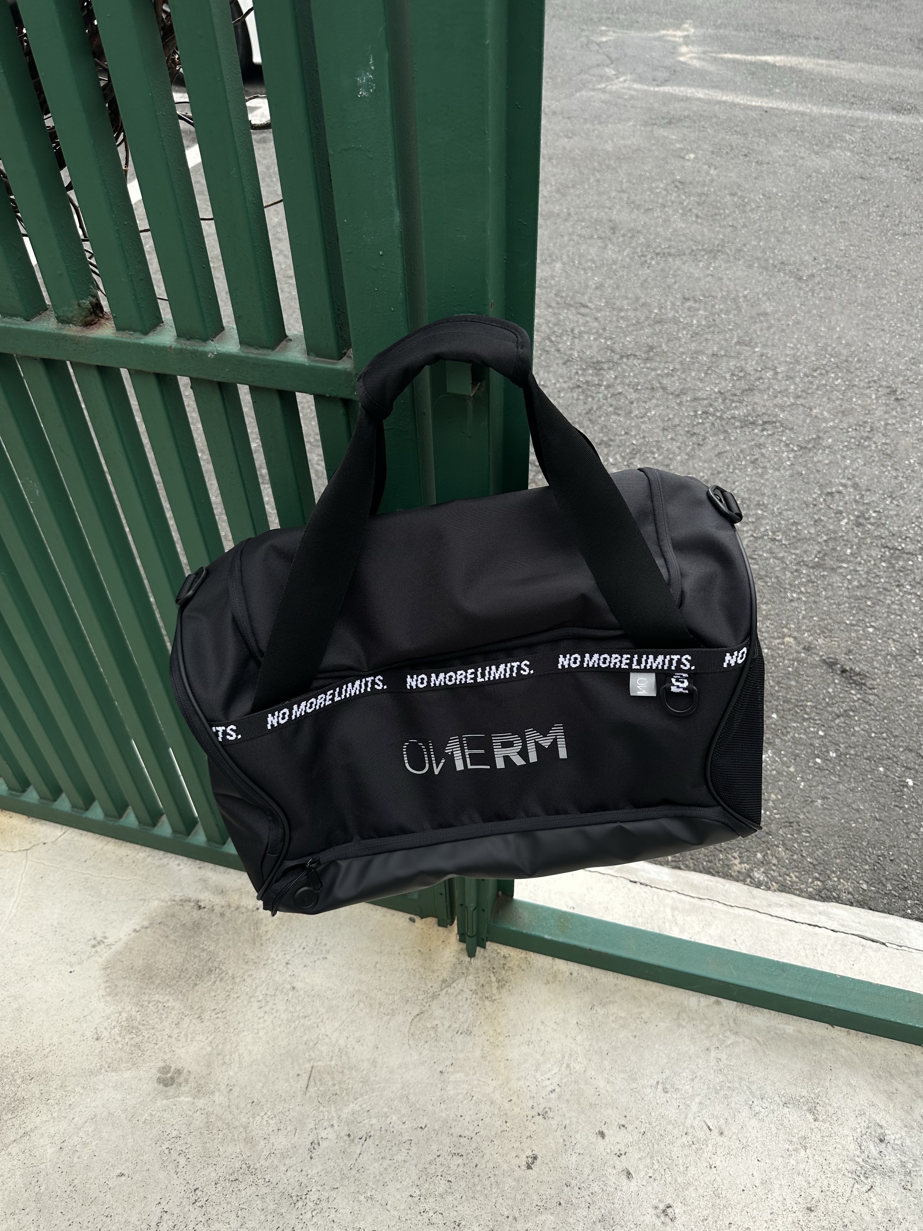 ONERM MMT Recycle Duffle Bag Medium Black 착용 스타일 - 6