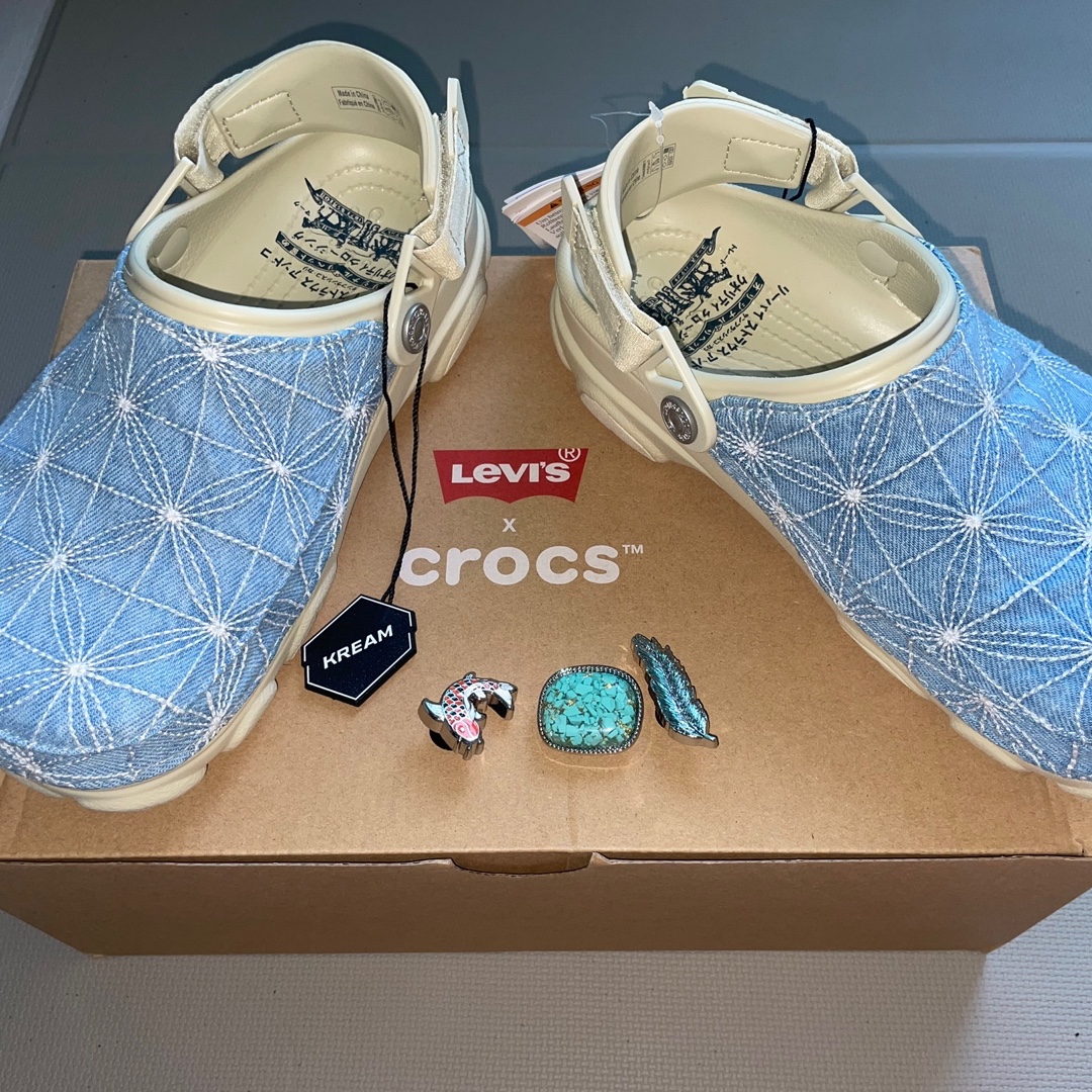 Crocs x Levi's All Terrain Clog Bone Blue 착용 스타일