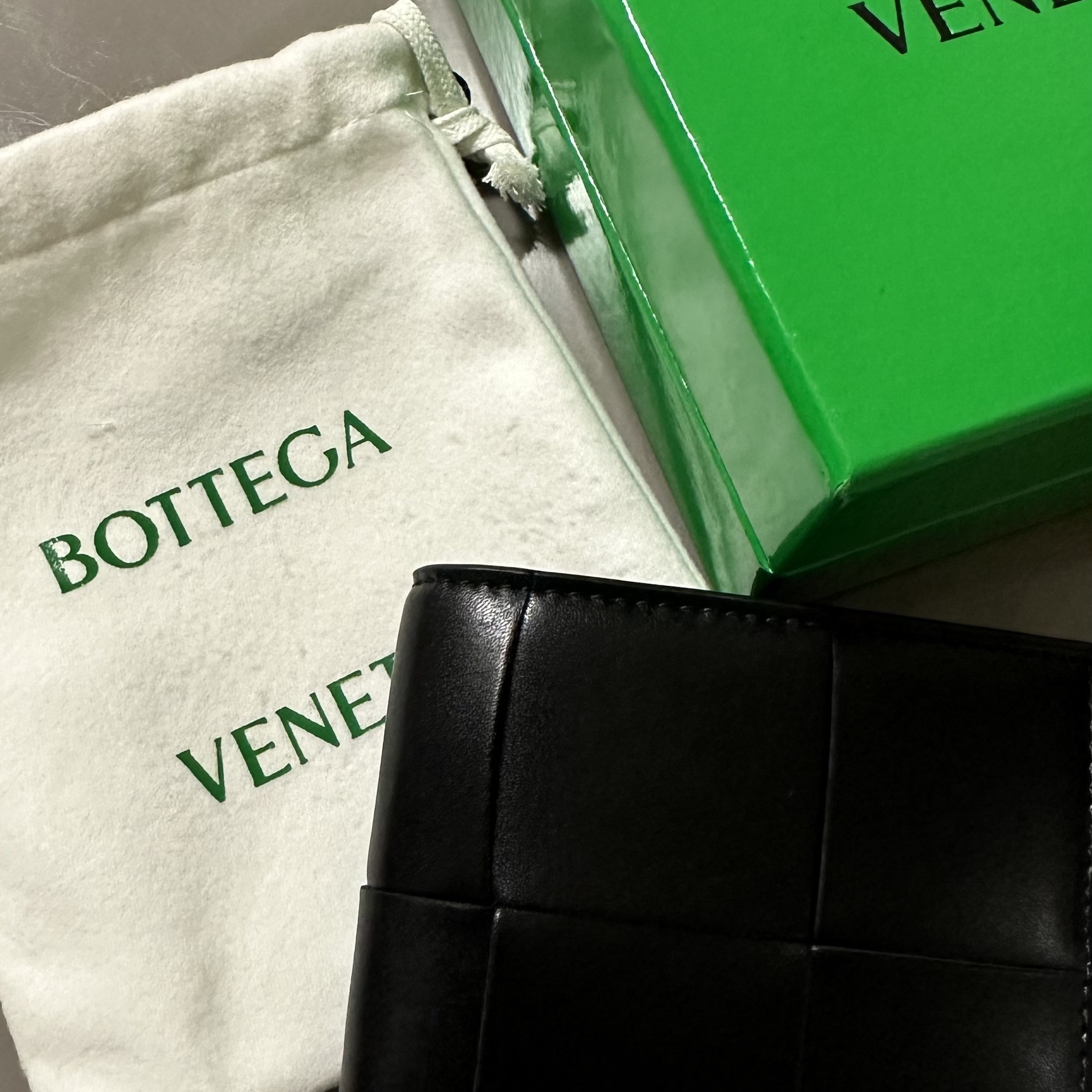 Bottega Veneta Bi-Fold Wallet Black 착용 스타일