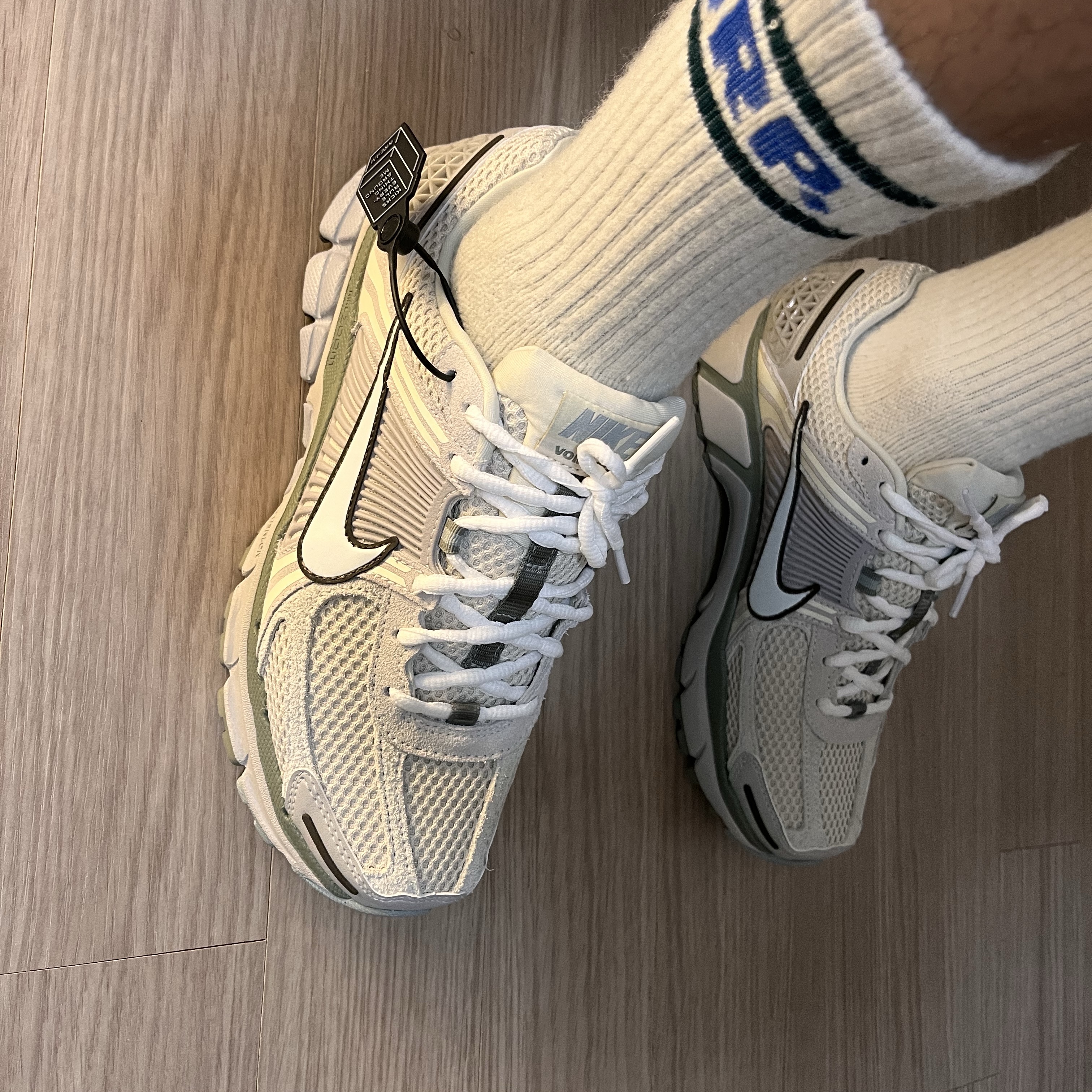 Nike Zoom Vomero 5 SE Light Orewood Brown 착용 스타일
