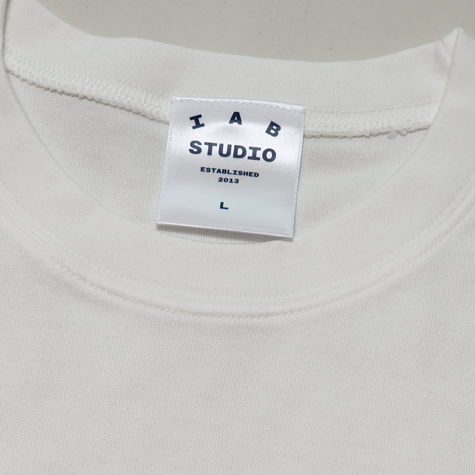 IAB Studio Line Logo T-Shirt White Orange 착용 스타일 - 3