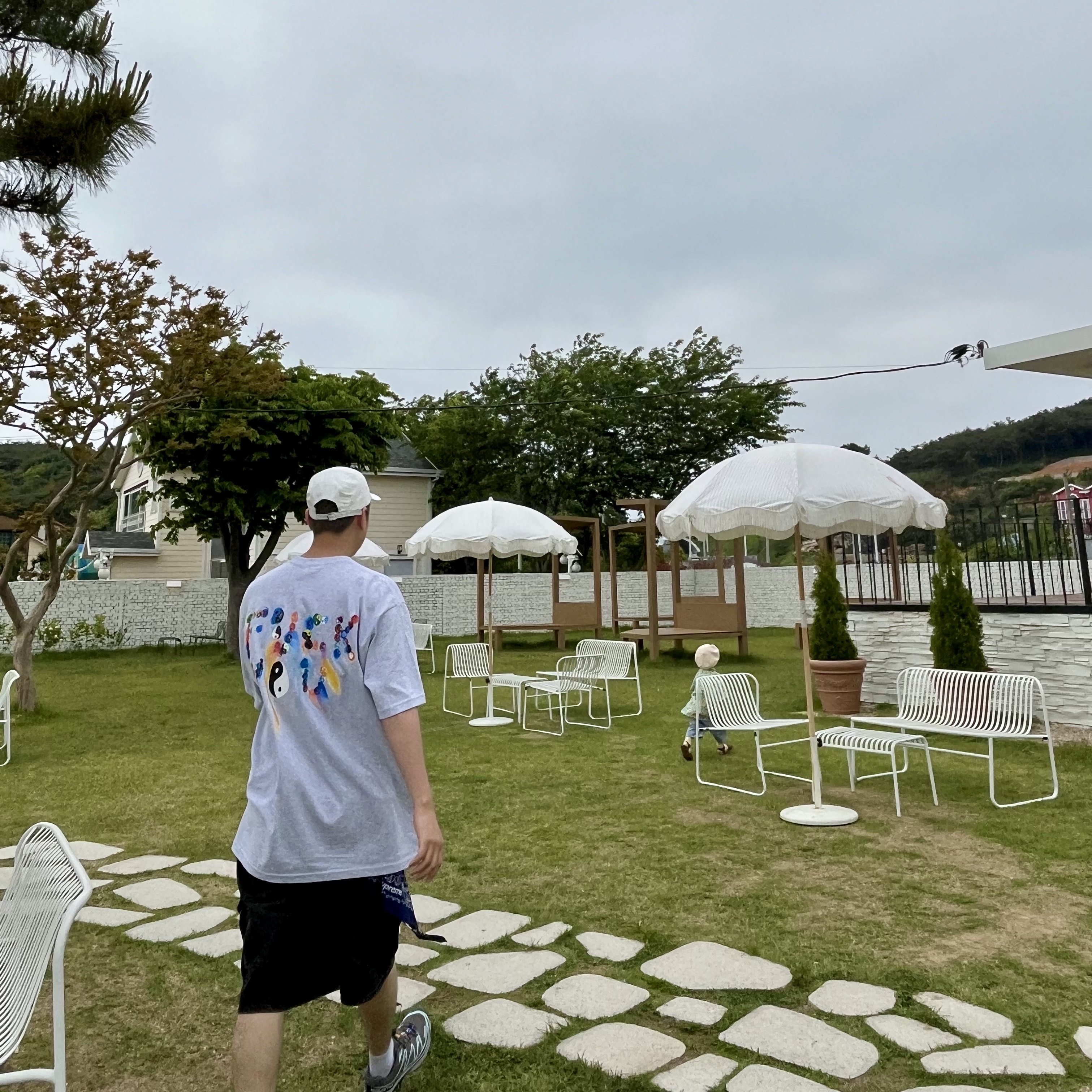 Supreme Hav-A-Hank Bandanas Multicolor (Set of 3) - 24SS, Supreme x MM6 Maison Margiela Painted Camp Cap White - 24SS 착용 스타일 - 1