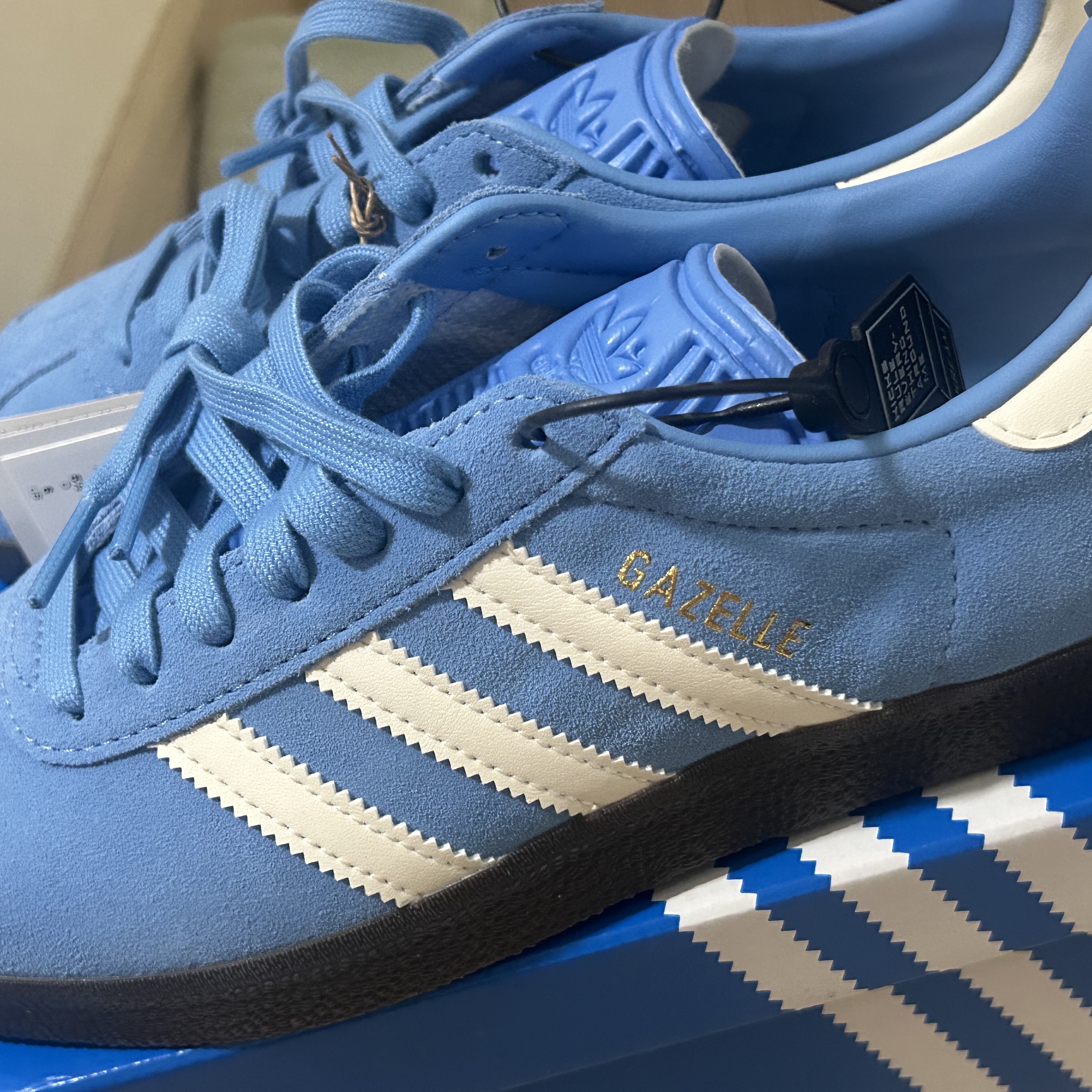 Adidas Gazelle Gold Metallic Chalk White Gum 착용 스타일