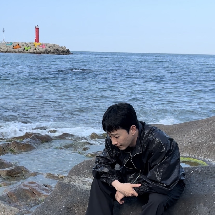 (W) Matin Kim Logo Coating Jumper Black 착용 스타일