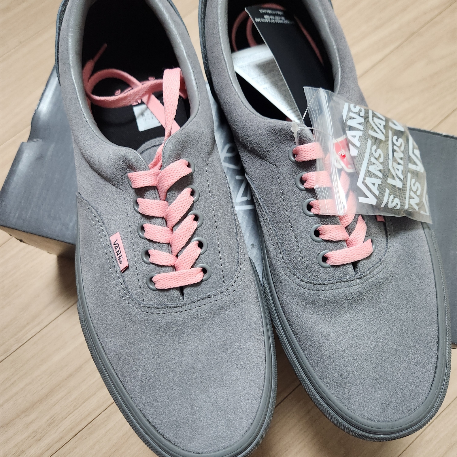 Vans x Zhao Zhao Era Rat Gray 착용 스타일 - 3