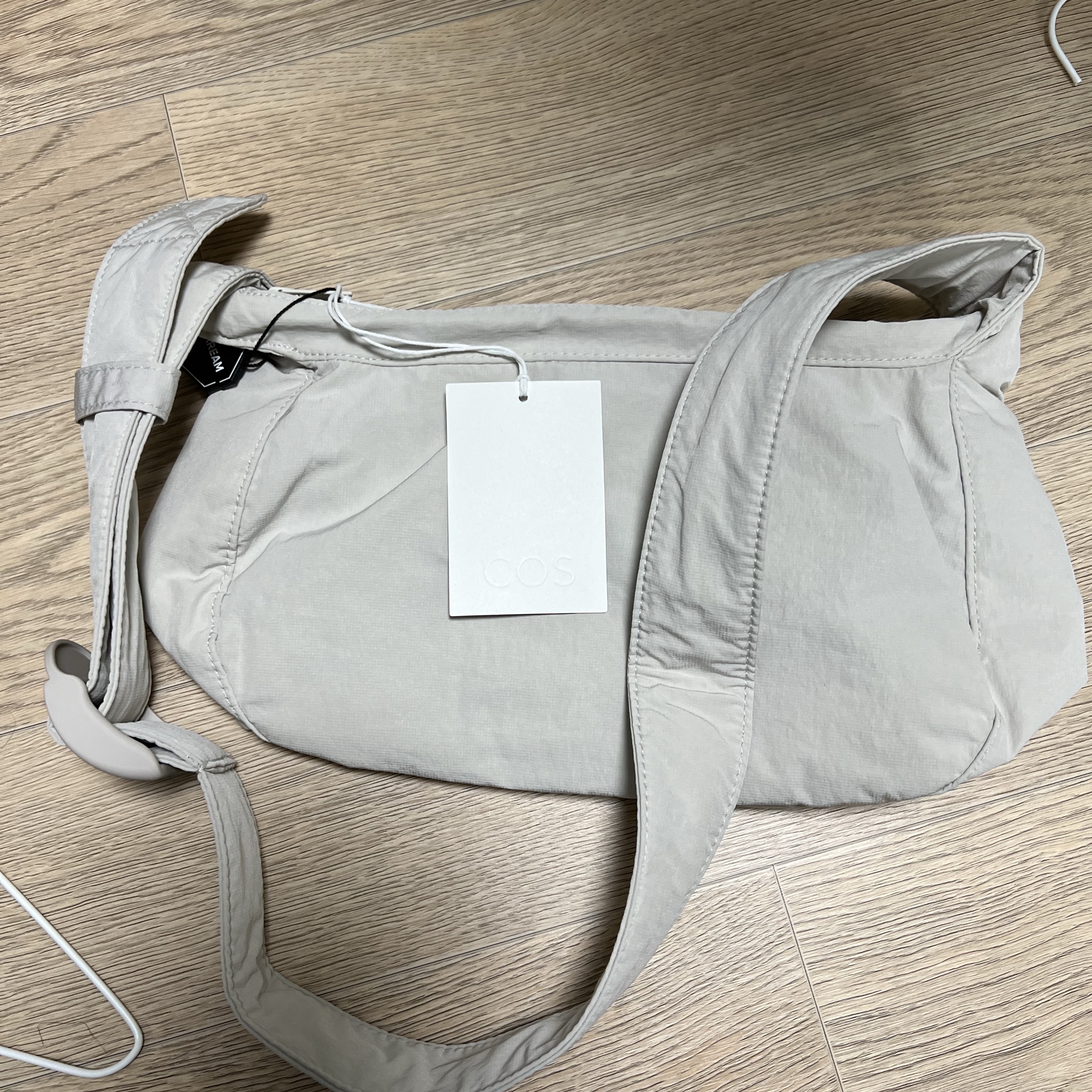 COS Nylon Crossbody Saddle Bag Light Grey Stone 착용 스타일