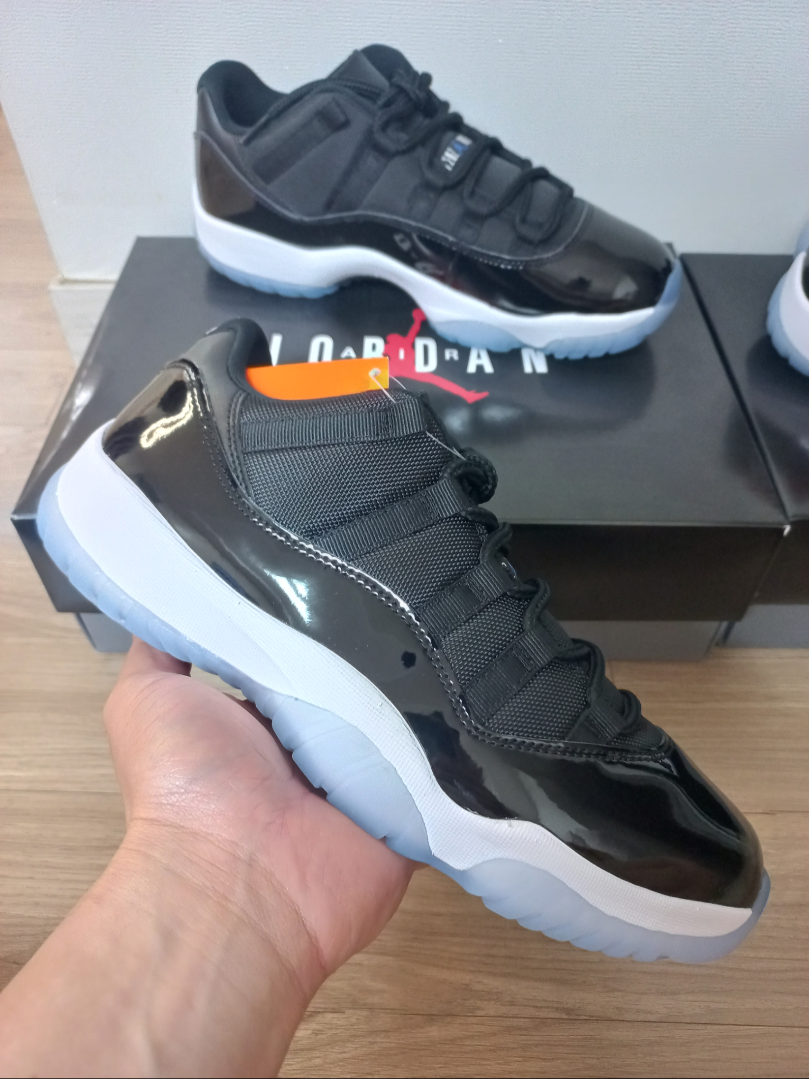 Jordan 11 Retro Low Black and Varsity Royal 착용 스타일 - 1