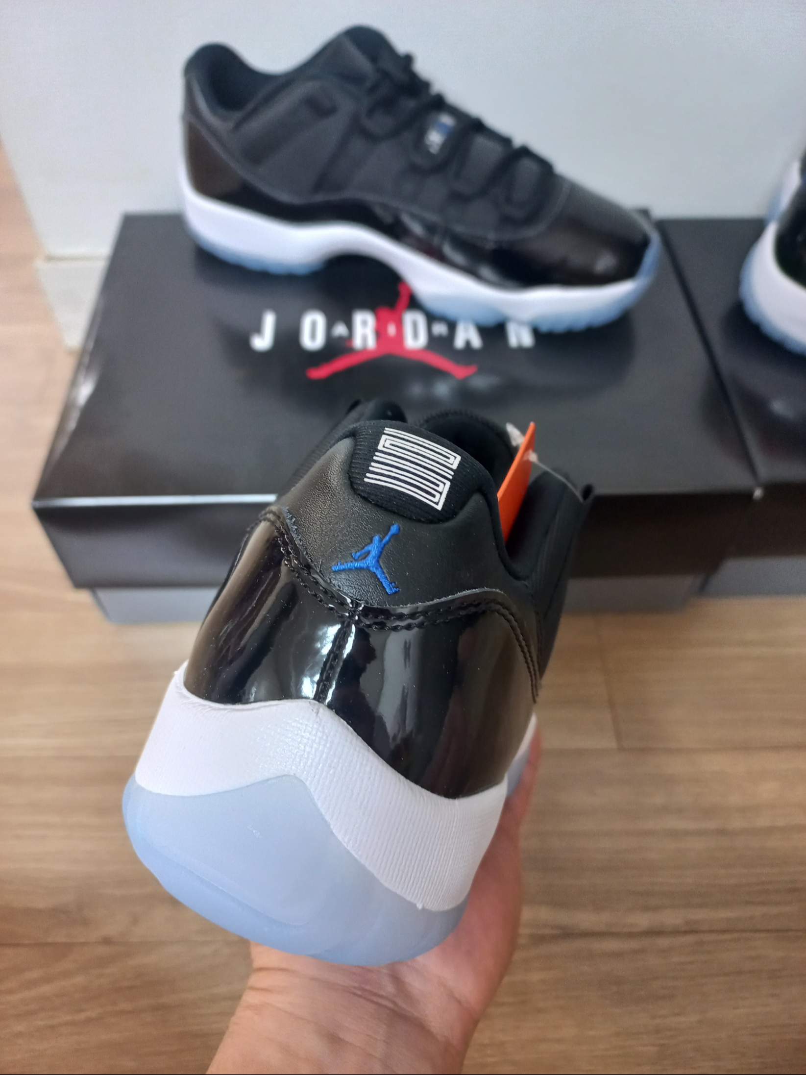 Jordan 11 Retro Low Black and Varsity Royal 착용 스타일 - 2