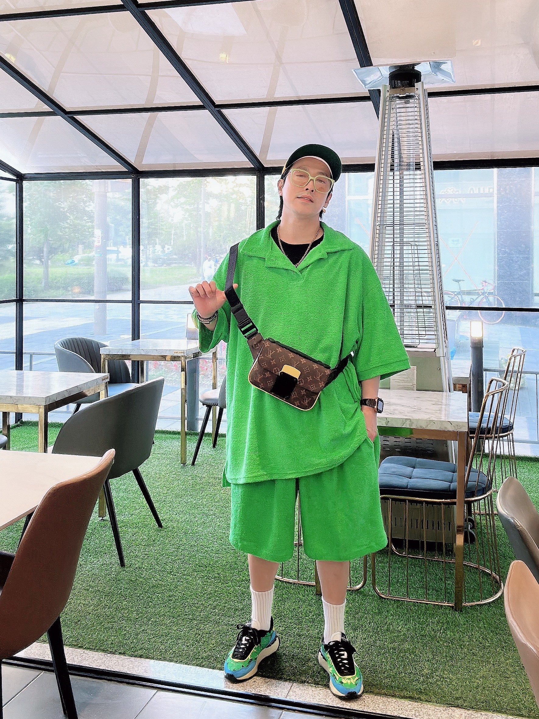 Valentino Garavani Lace Runner Green Blue, Louis Vuitton S Lock Slingbag Monogram Macassar 착용 스타일 - 1