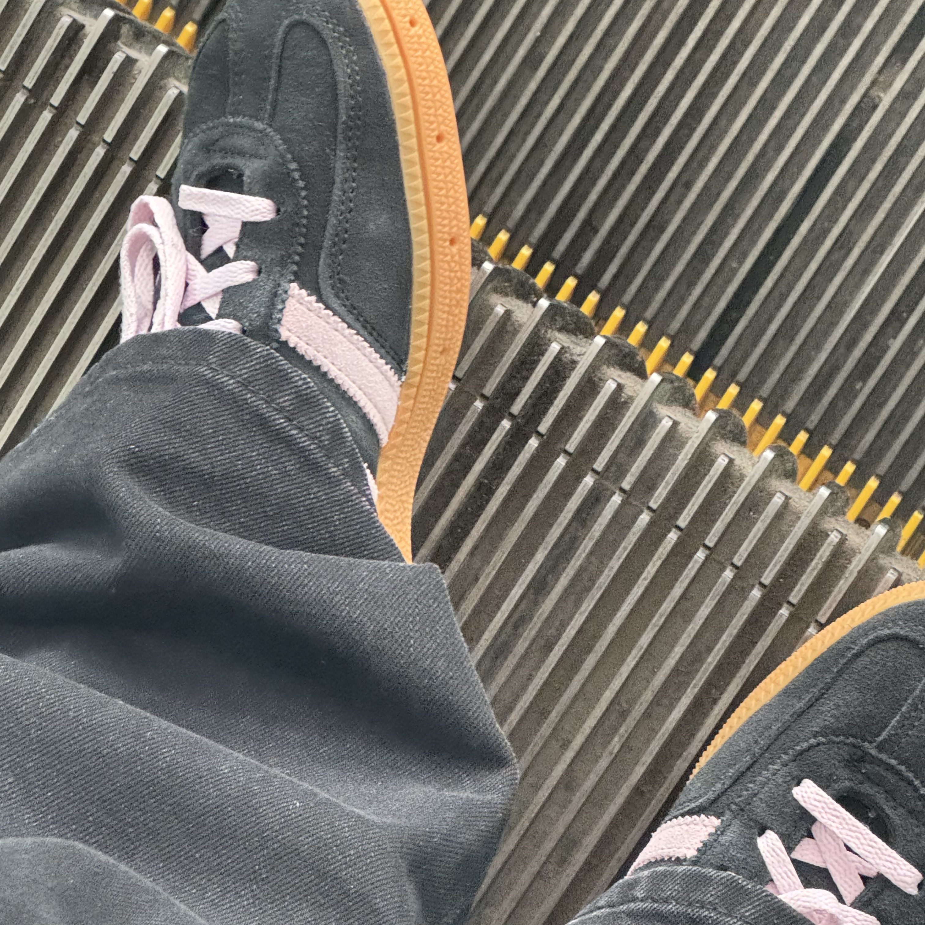 (W) Adidas Spezial Handball Core Black Clear Pink 착용 스타일