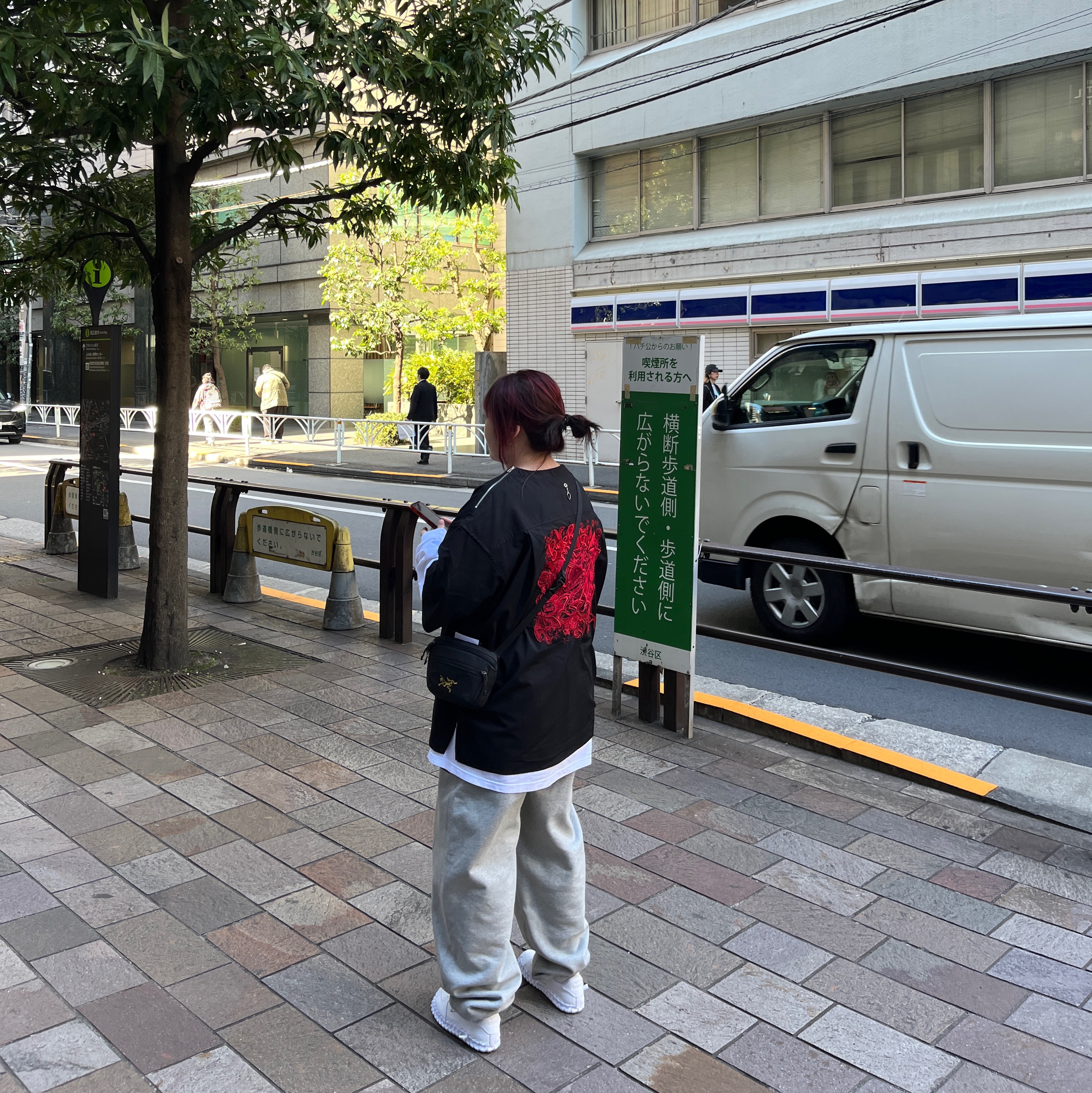 Arc'teryx Mantis 2 Waistpack 24K Black, Nike x Stussy NRG Fleece Pants Dark Grey Heather (DO9341-063) 착용 스타일