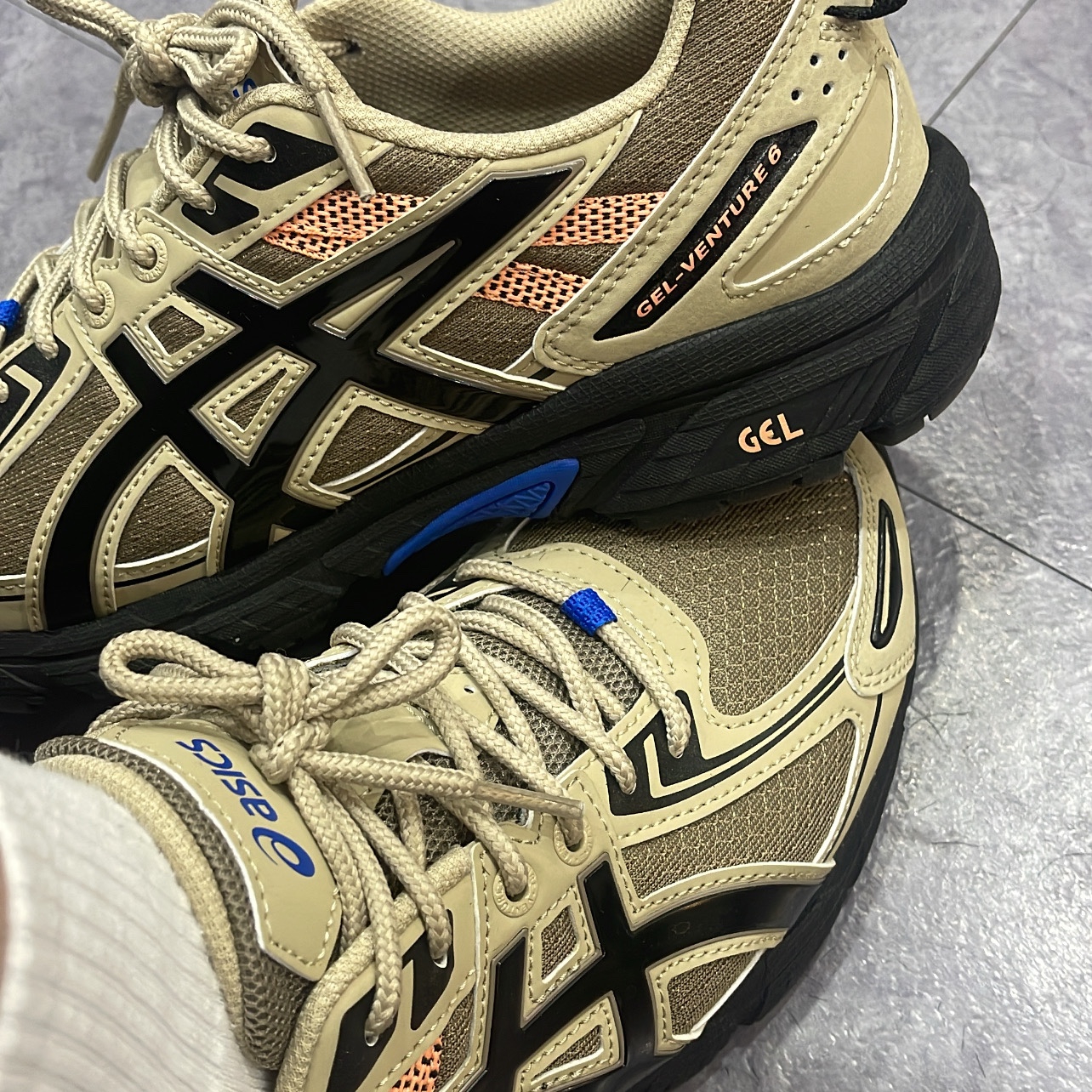 Asics Gel-Venture 6 SPS Pepper Black 착용 스타일 - 1