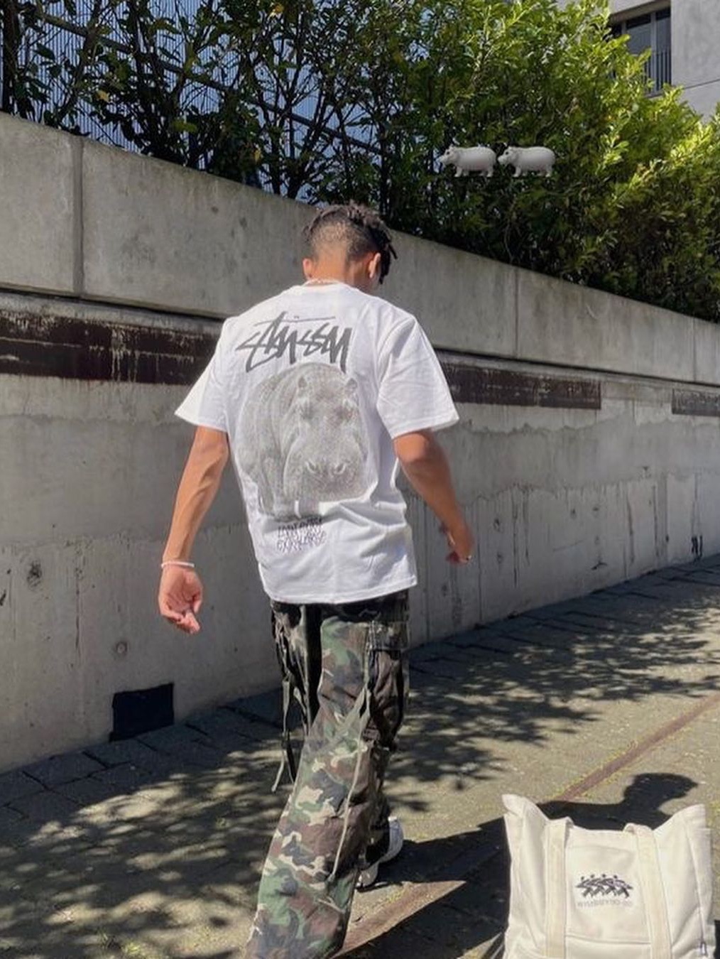 Stussy Stock DSM New York T-Shirt Coral 2023, Stussy Pitstop T-Shirt White 착용 스타일 - 3