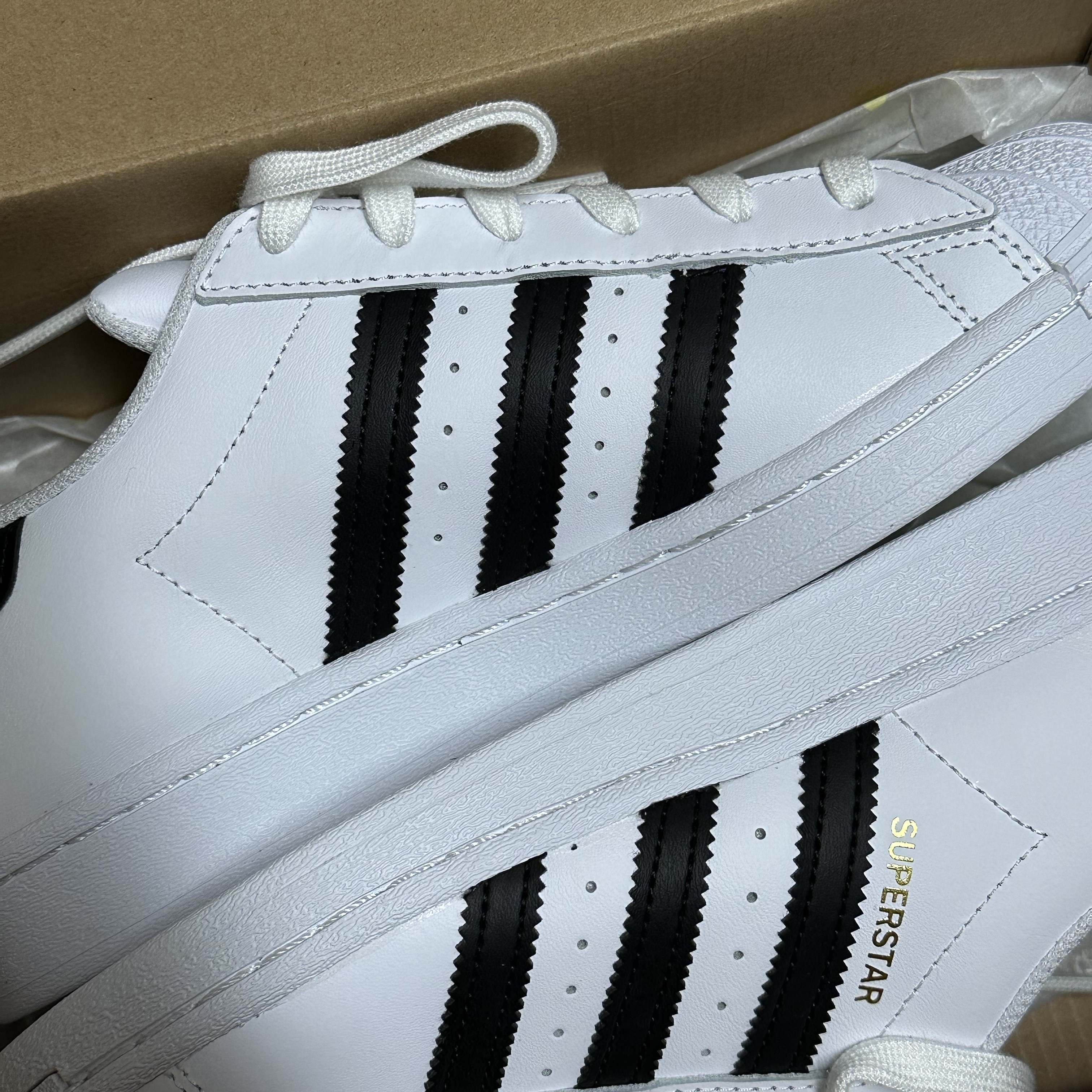 Adidas Superstar White Black ์ฐฉ์ฉ ์คํ์ผ - 2
