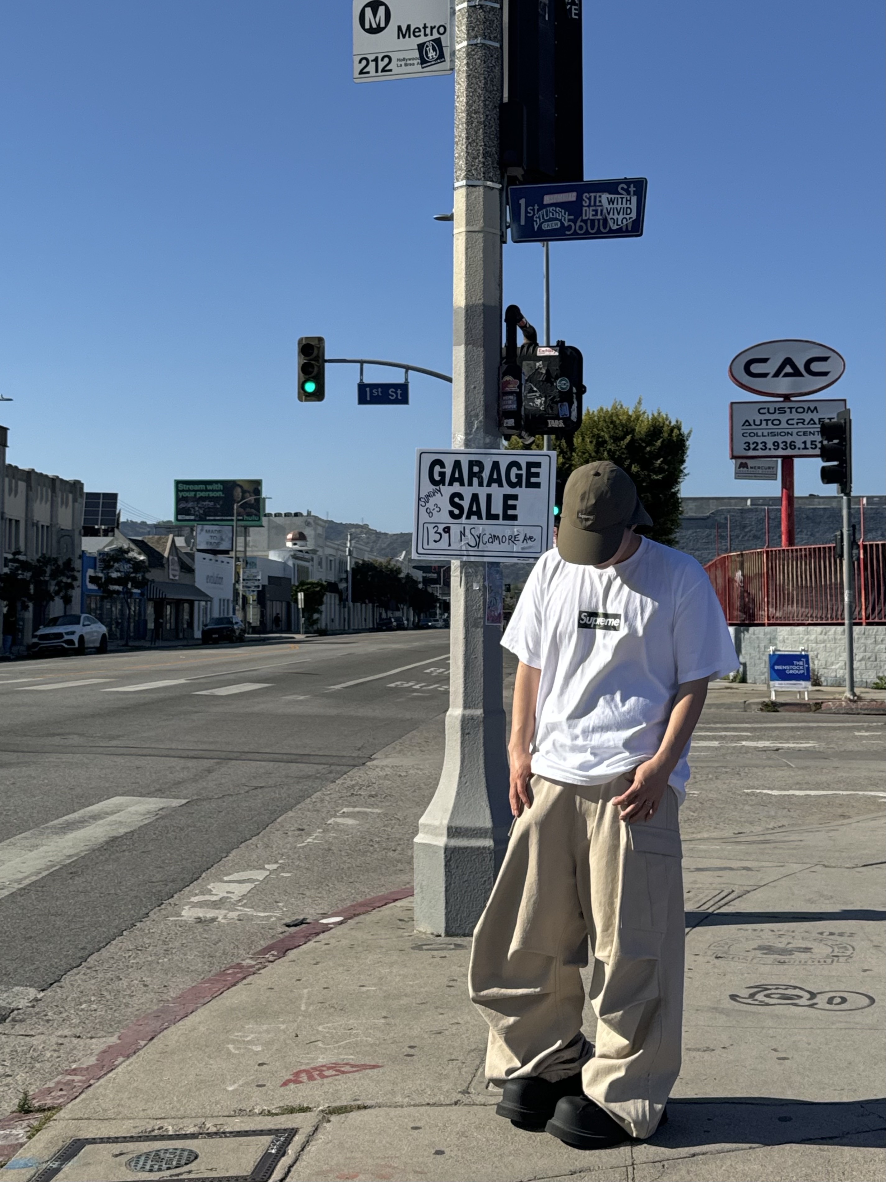 Supreme Box Logo T-Shirt White - 23FW, Supreme Gore-Tex Sunshield Hat Brown - 24SS 착용 스타일 - 2