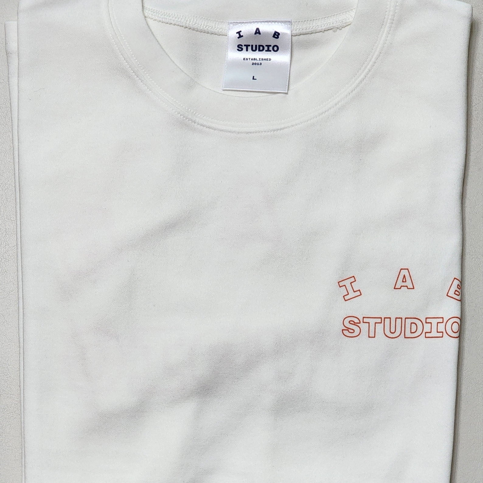 IAB Studio Line Logo T-Shirt White Orange 착용 스타일 - 5