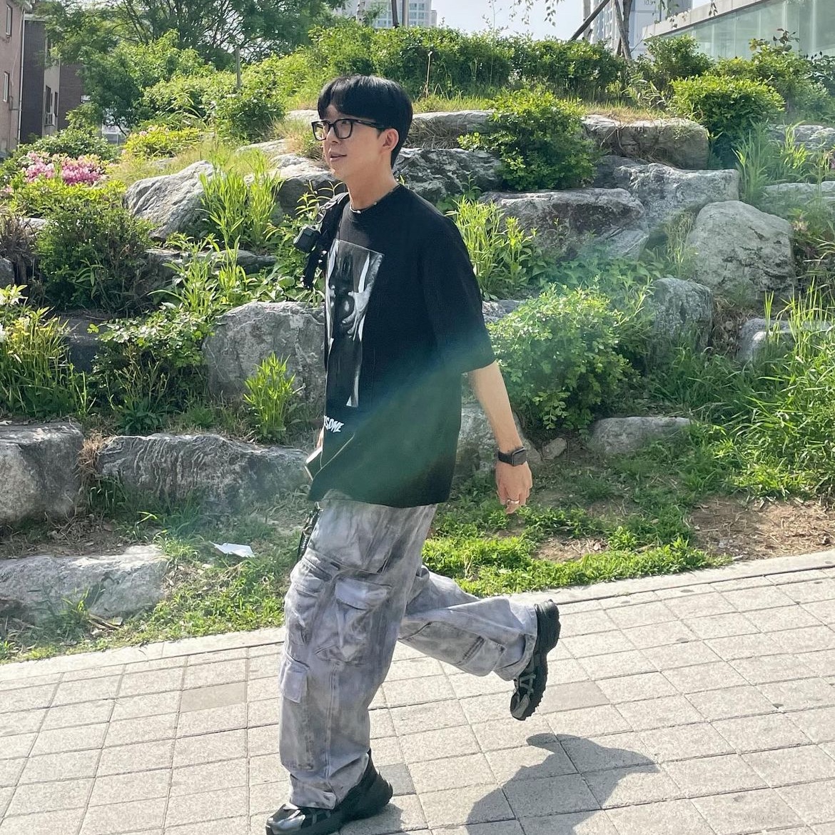 NON FLOOR Oriental Dirty Cargo Pants White, Nike V2K Run Black Anthracite 착용 스타일 - 2