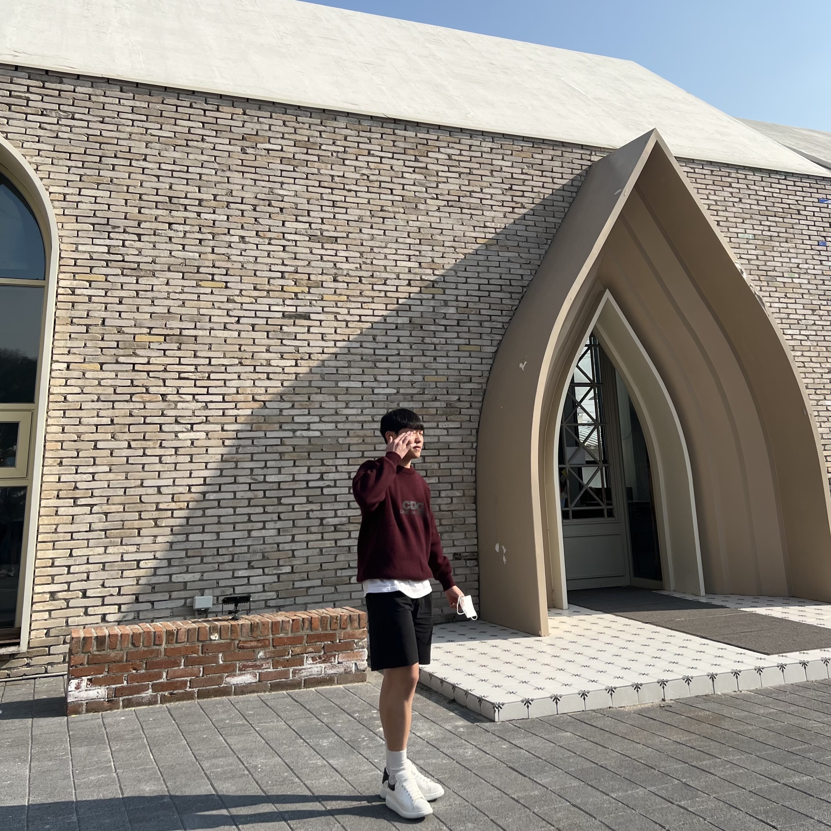 CDG Round Neck School Pullover Maroon, (W) Alexander McQueen Oversized Sneakers White Black 착용 스타일