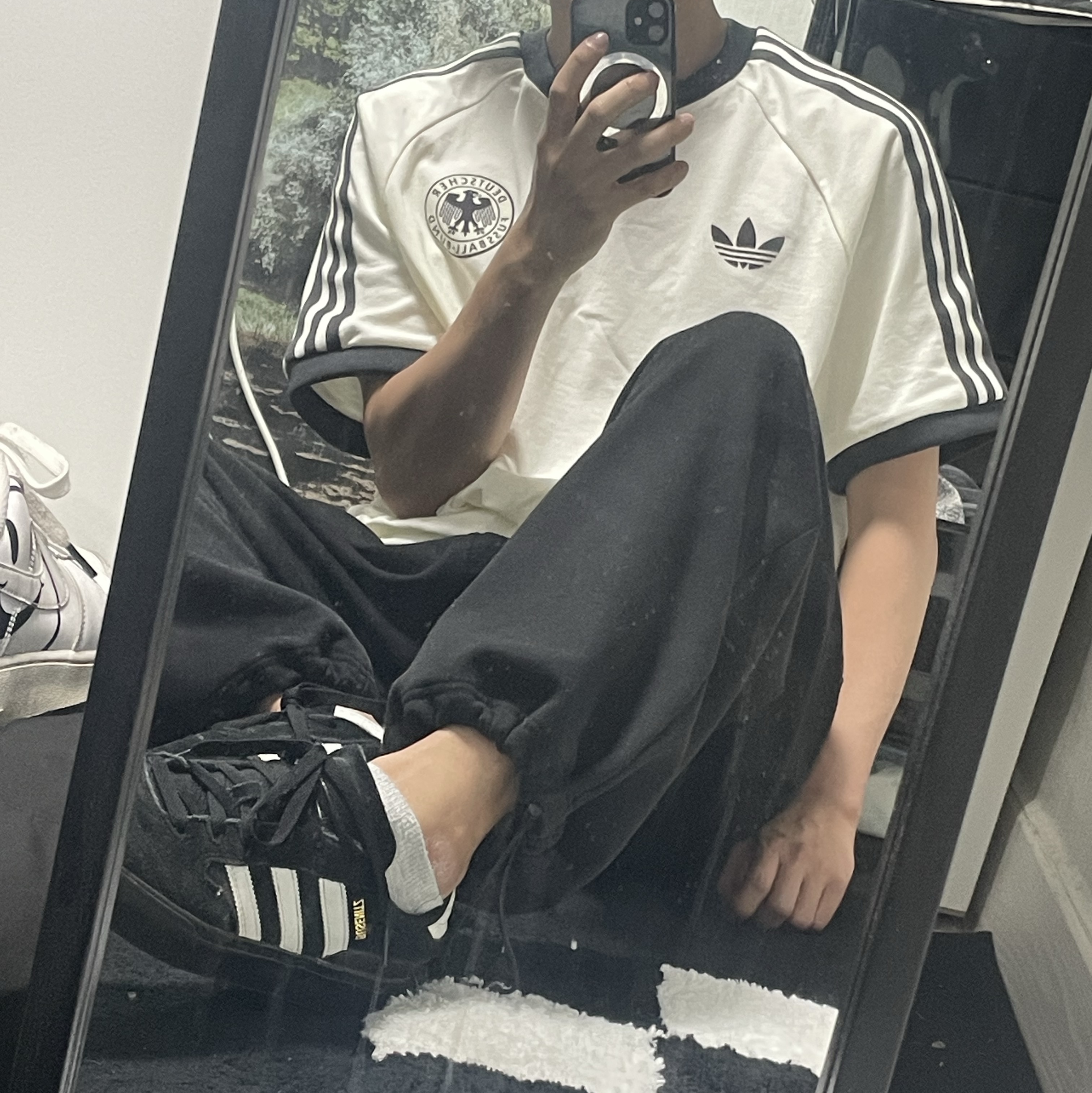 Adidas German Adicolor Classic 3-Stripes T-Shirt Off White - KR Sizing, Nike Air Force 1 '07 LV8 Have a Nike Day White 착용 스타일 - 2