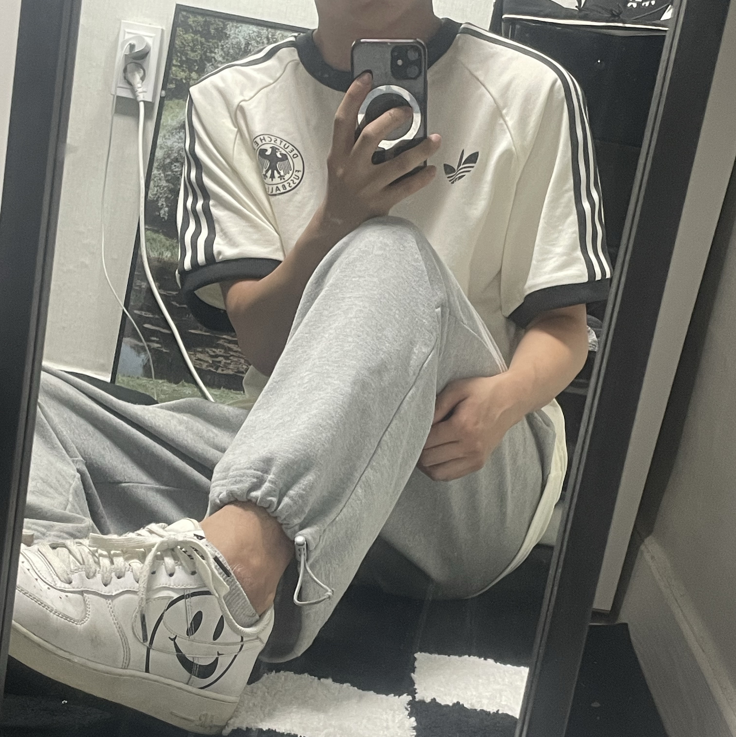 Adidas German Adicolor Classic 3-Stripes T-Shirt Off White - KR Sizing, Nike Air Force 1 '07 LV8 Have a Nike Day White 착용 스타일 - 1