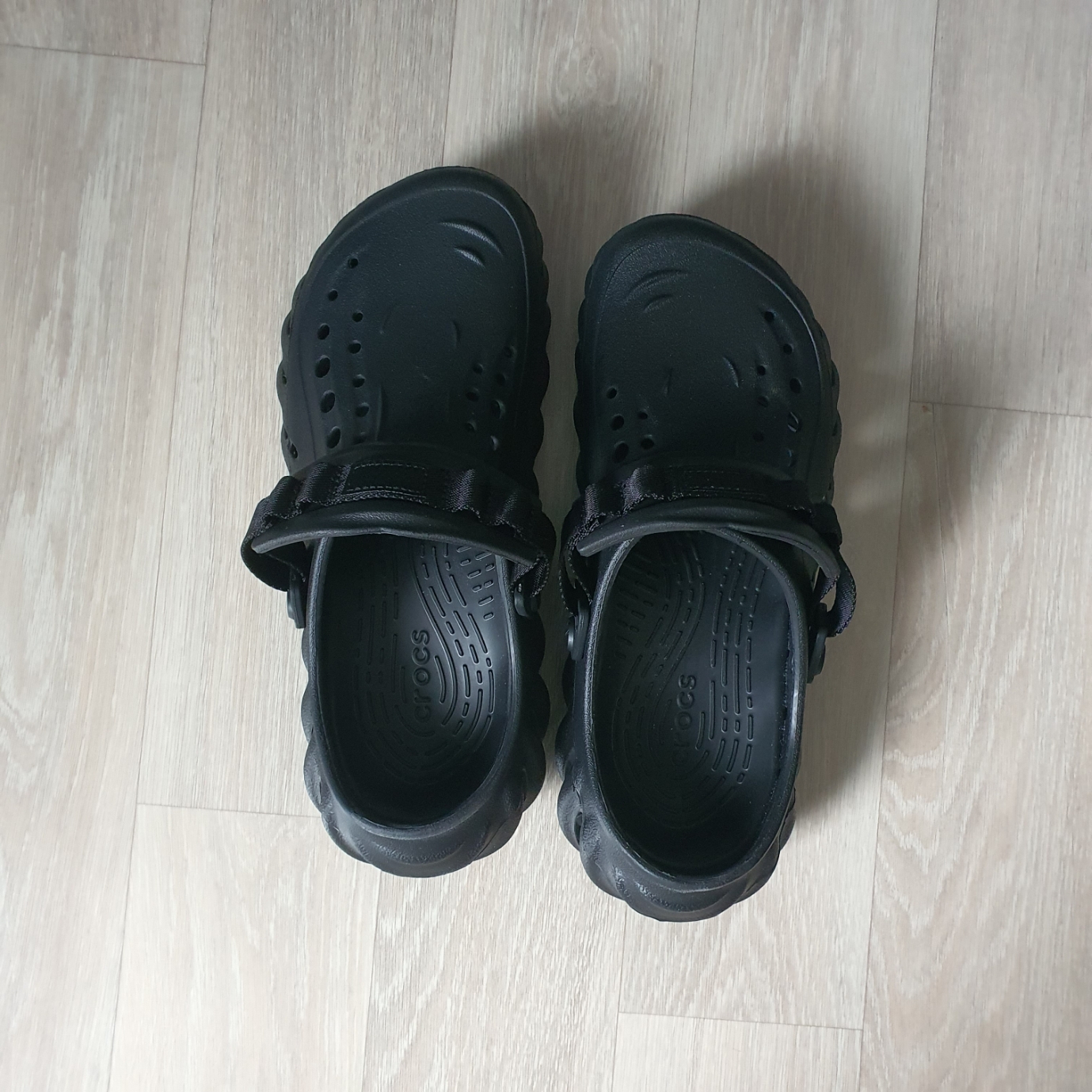 Crocs Echo Clog Black 착용 스타일