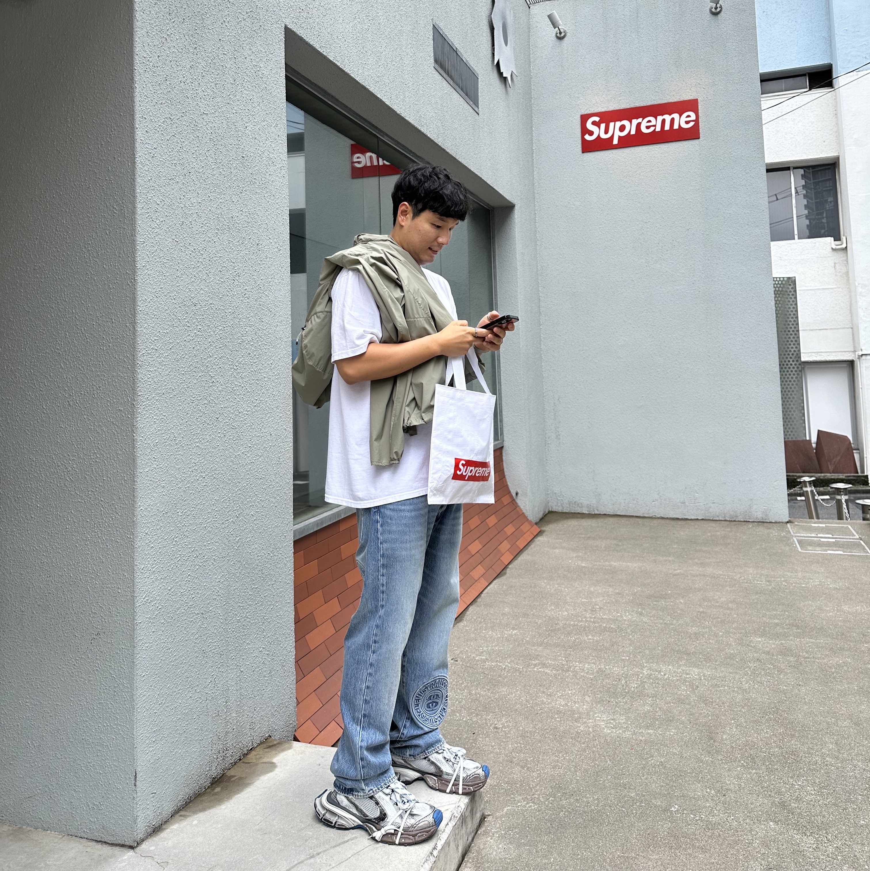 Balenciaga 3XL Sneakers Worn Out Grey White Blue, Stussy x Levi's Embossed 501 Jean Indigo 착용 스타일 - 1