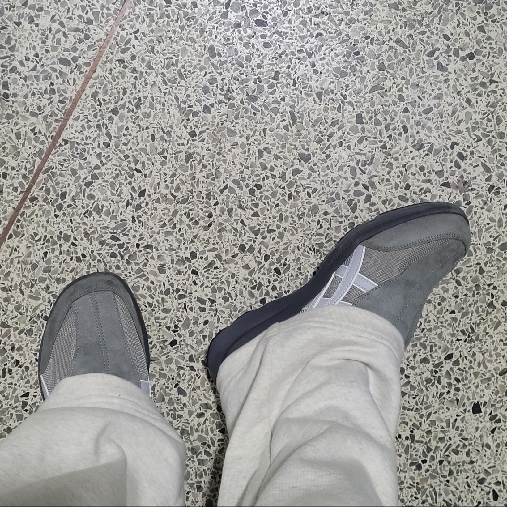 Asics Life Walker 010 Grey - 3E Wide 착용 스타일
