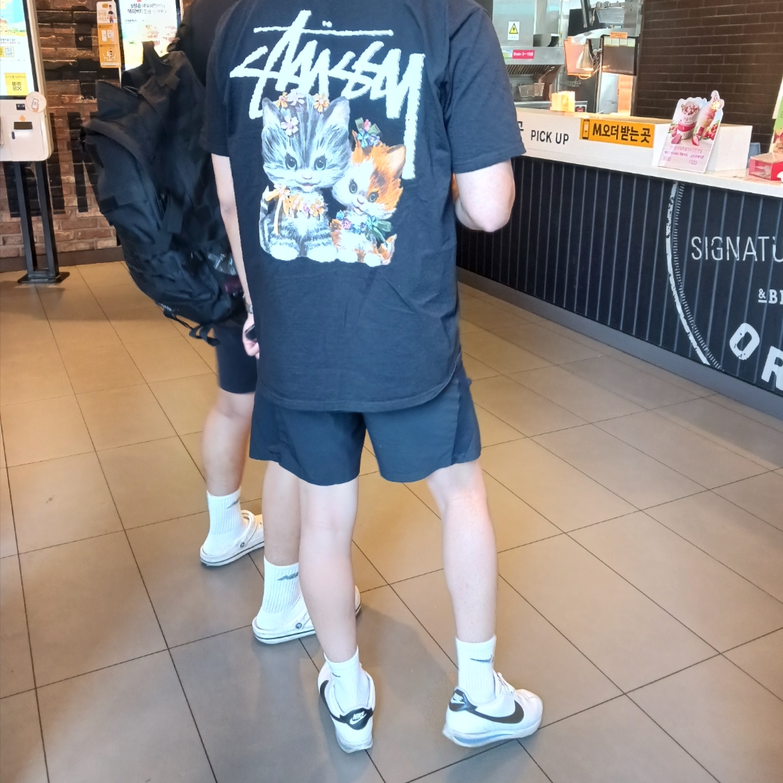 Stussy Kittens T-Shirt Black, Nike Cortez White and Black 착용 스타일 - 1