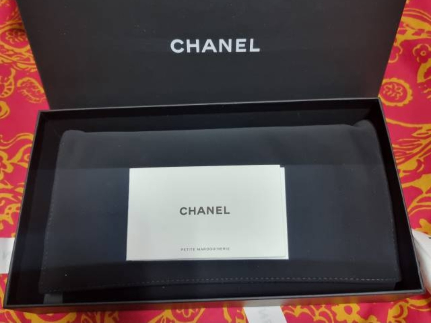 Chanel Boy Chanel Long Flap Wallet Grained Calfskin & Ruthenium Black 착용 스타일 - 1