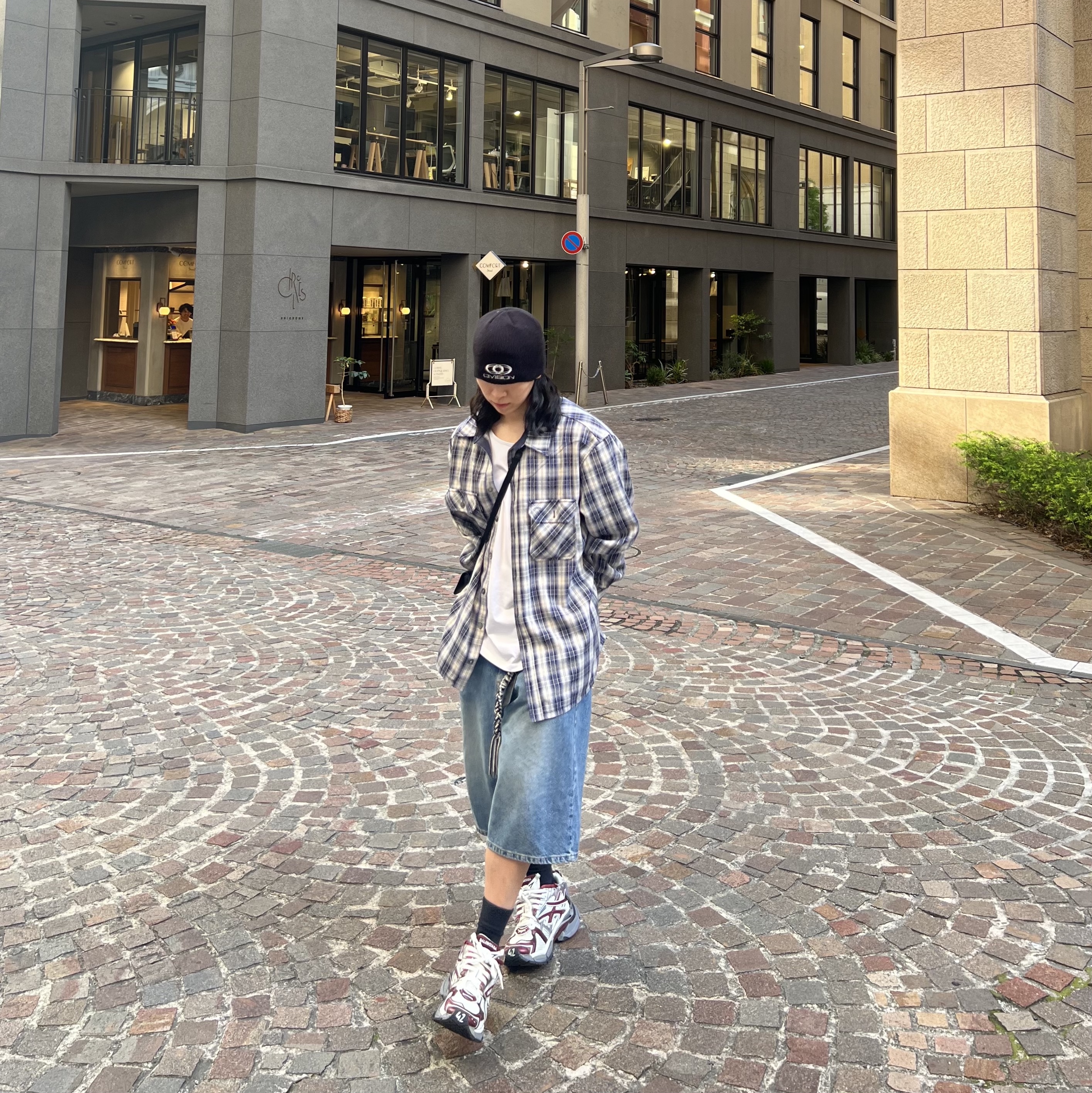 Balenciaga Runner Sneakers Grey Burgundy, Prada Re-Nylon Saffiano Leather Smartphone Case Black 착용 스타일 - 3