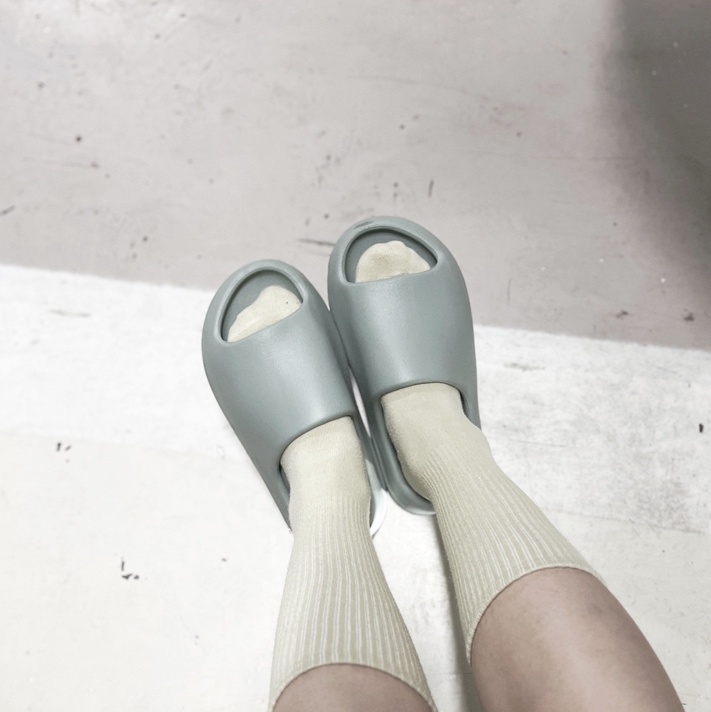 Adidas Yeezy Slide Salt 착용 스타일