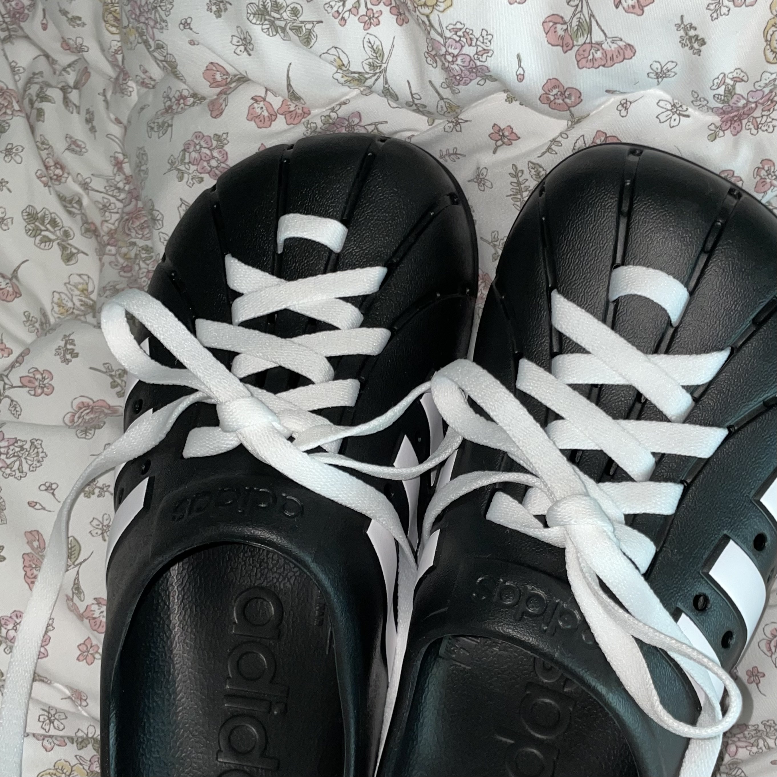 Adidas Adilette Clog Black White 착용 스타일