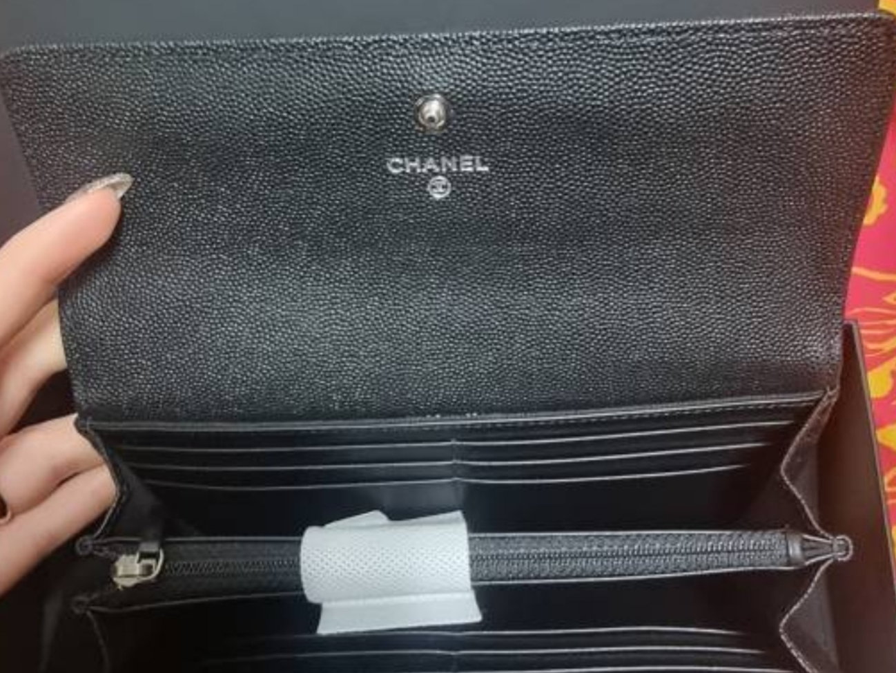 Chanel Boy Chanel Long Flap Wallet Grained Calfskin & Ruthenium Black 착용 스타일 - 5