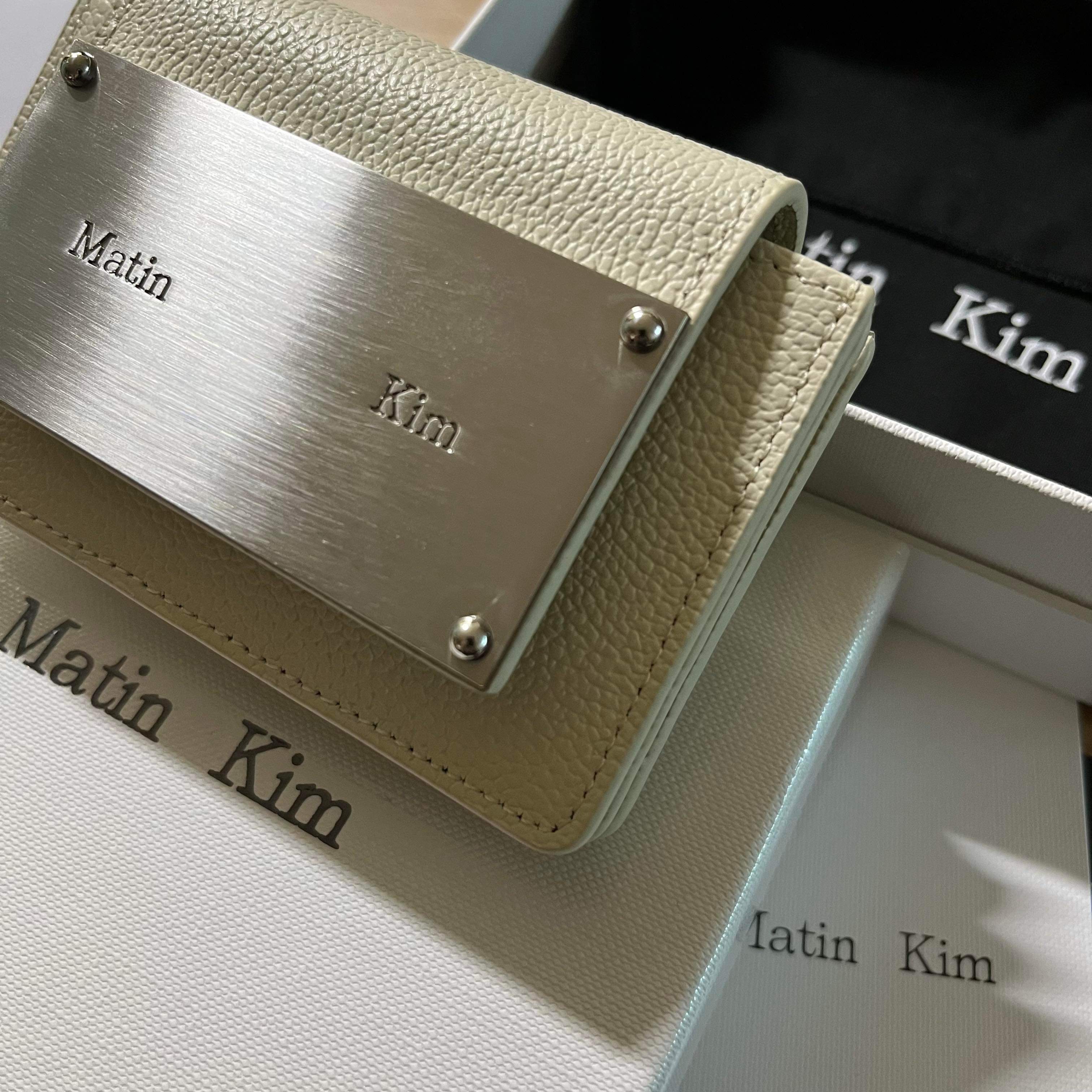 Matin Kim Accordion Wallet White 착용 스타일