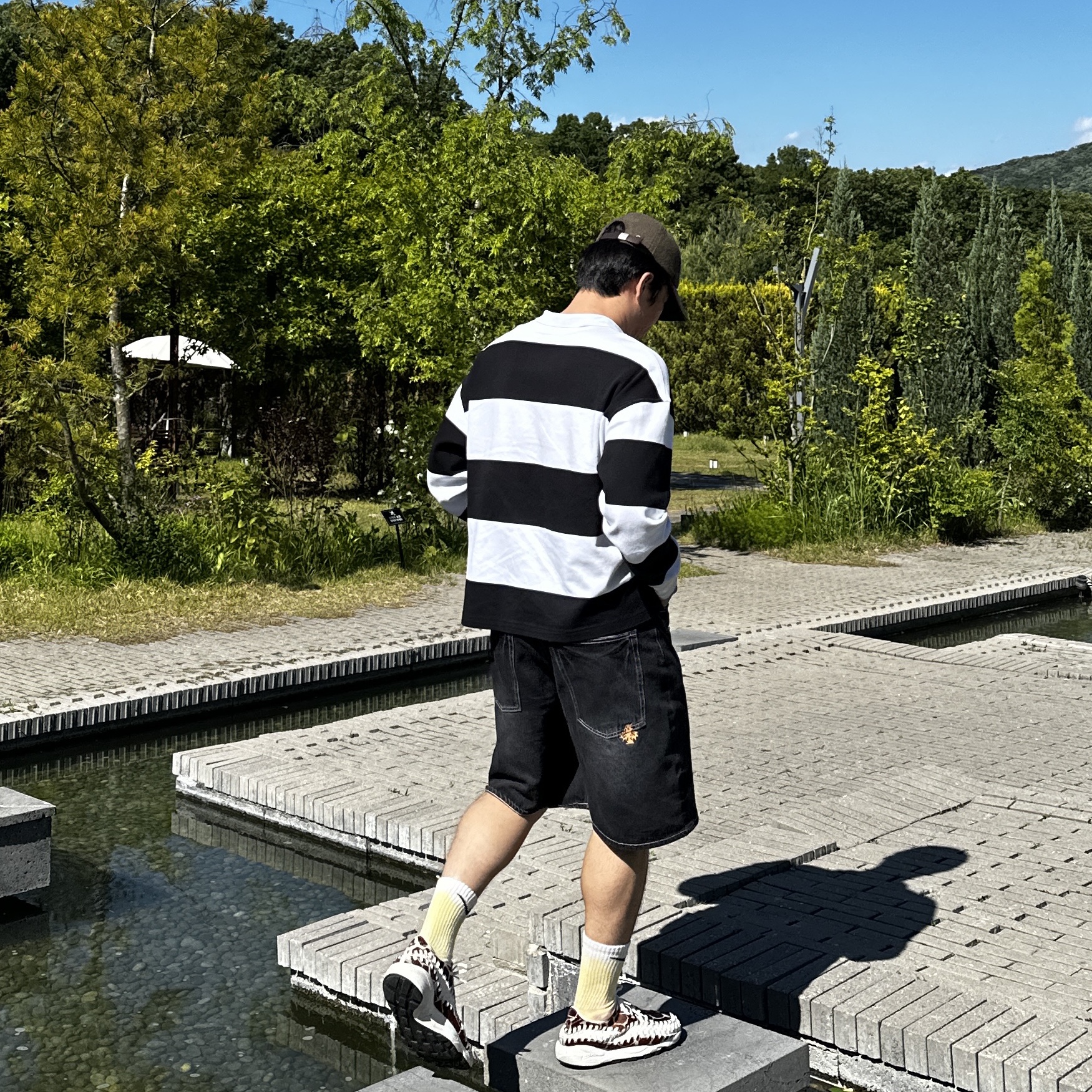 (W) Nike Air Footscape Woven Natural and Brown 착용 스타일 - 2