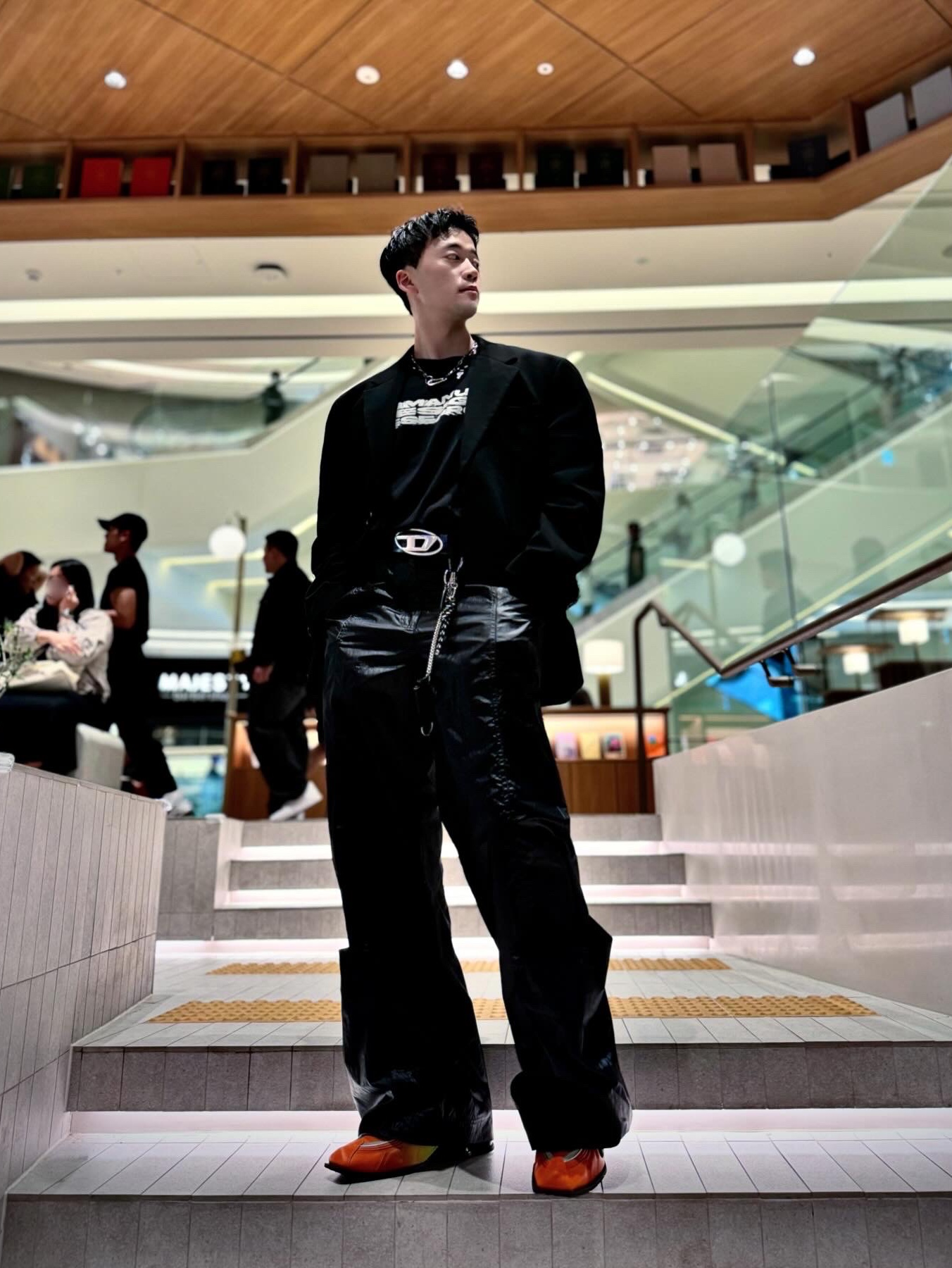 Diesel B-1DR Leather Belt with D Buckle Black, Nike x Martine Rose Shox MR4 Safety Orange 착용 스타일 - 1