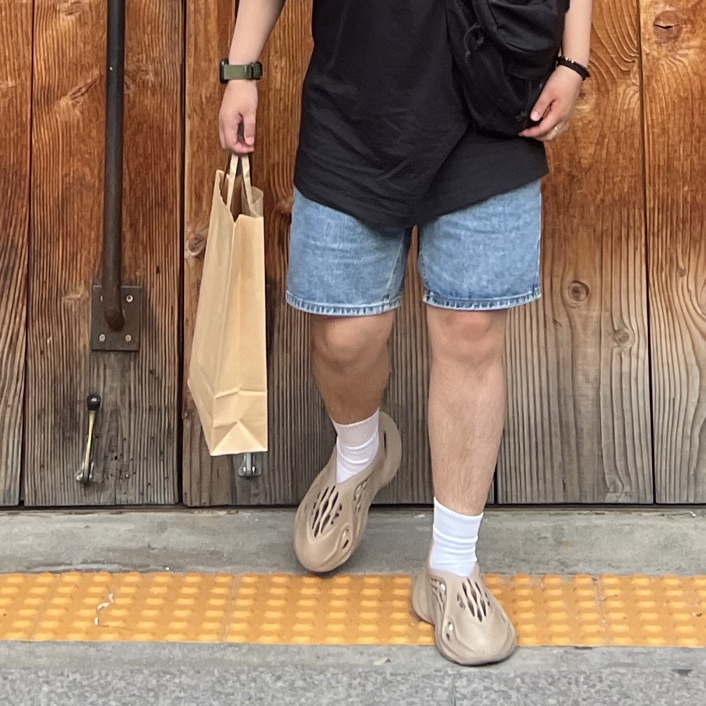 Adidas Yeezy Foam RNNR Mist 착용 스타일
