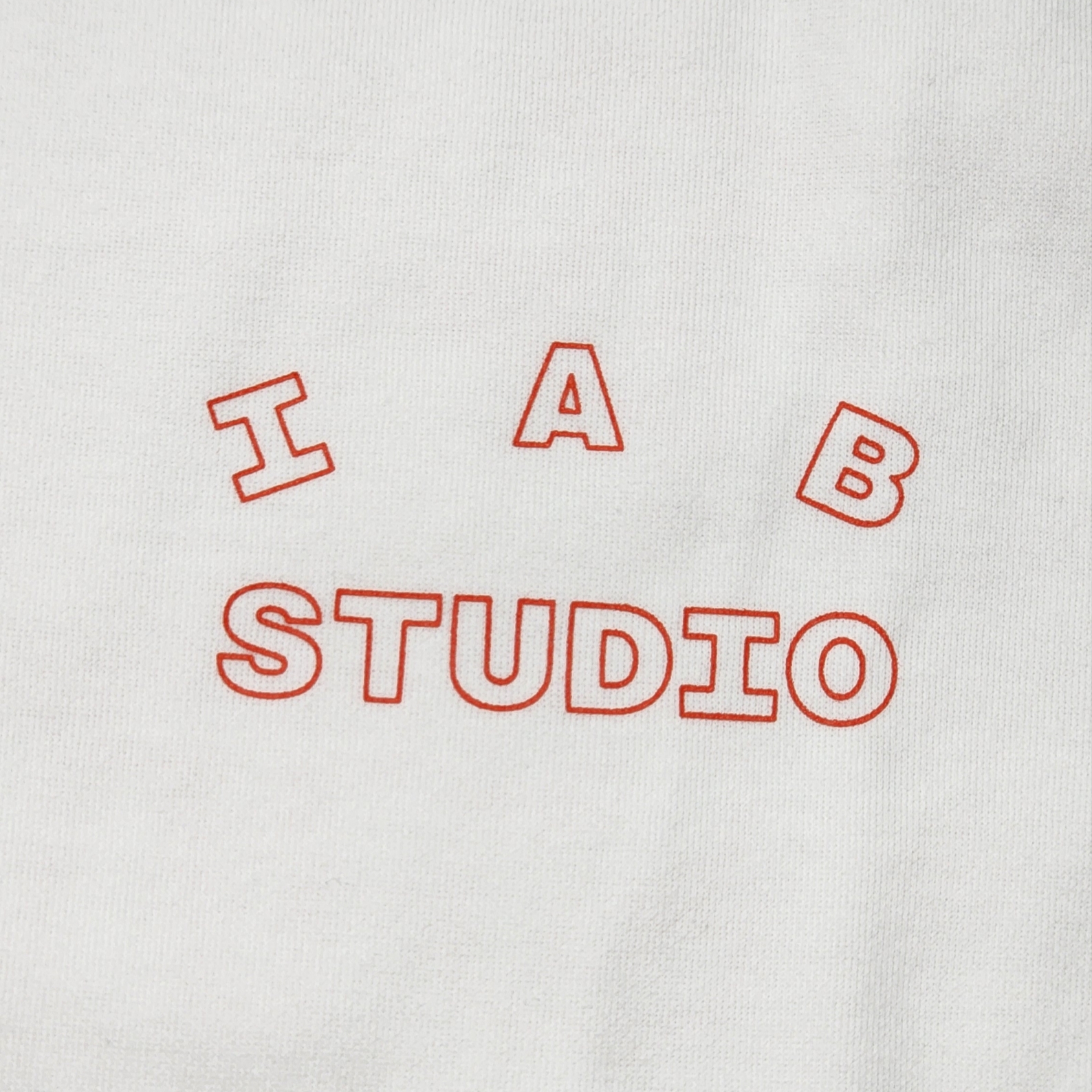 IAB Studio Line Logo T-Shirt White Orange 착용 스타일 - 4