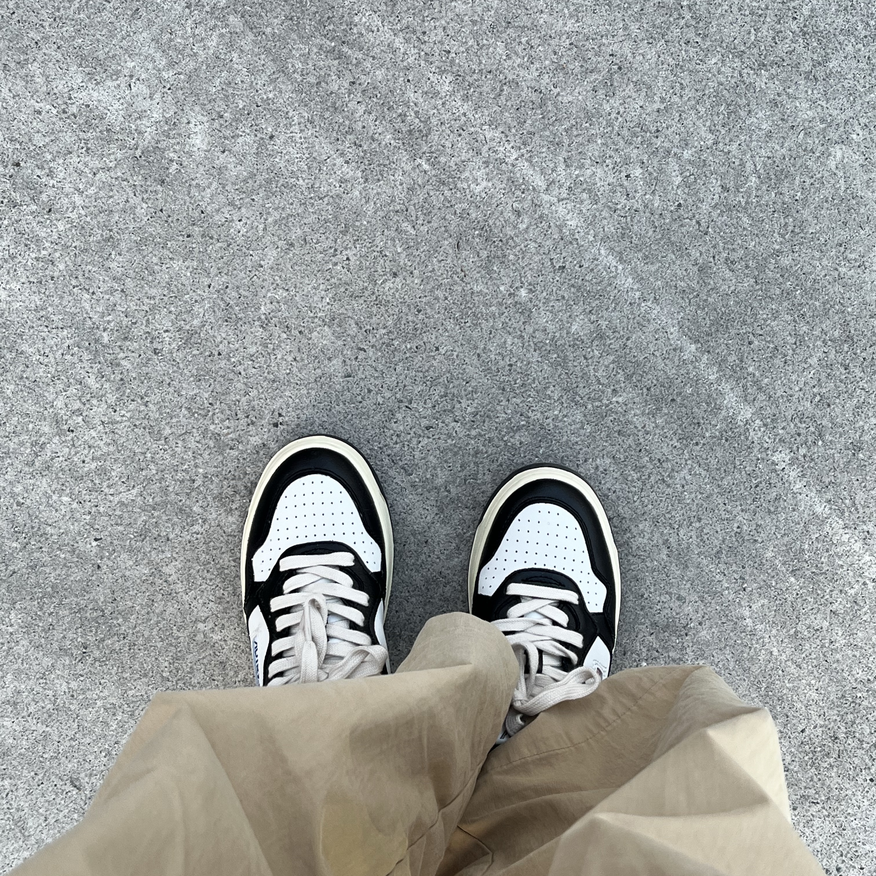 (W) Autry Medalist Low Leather Sneakers Black White 착용 스타일