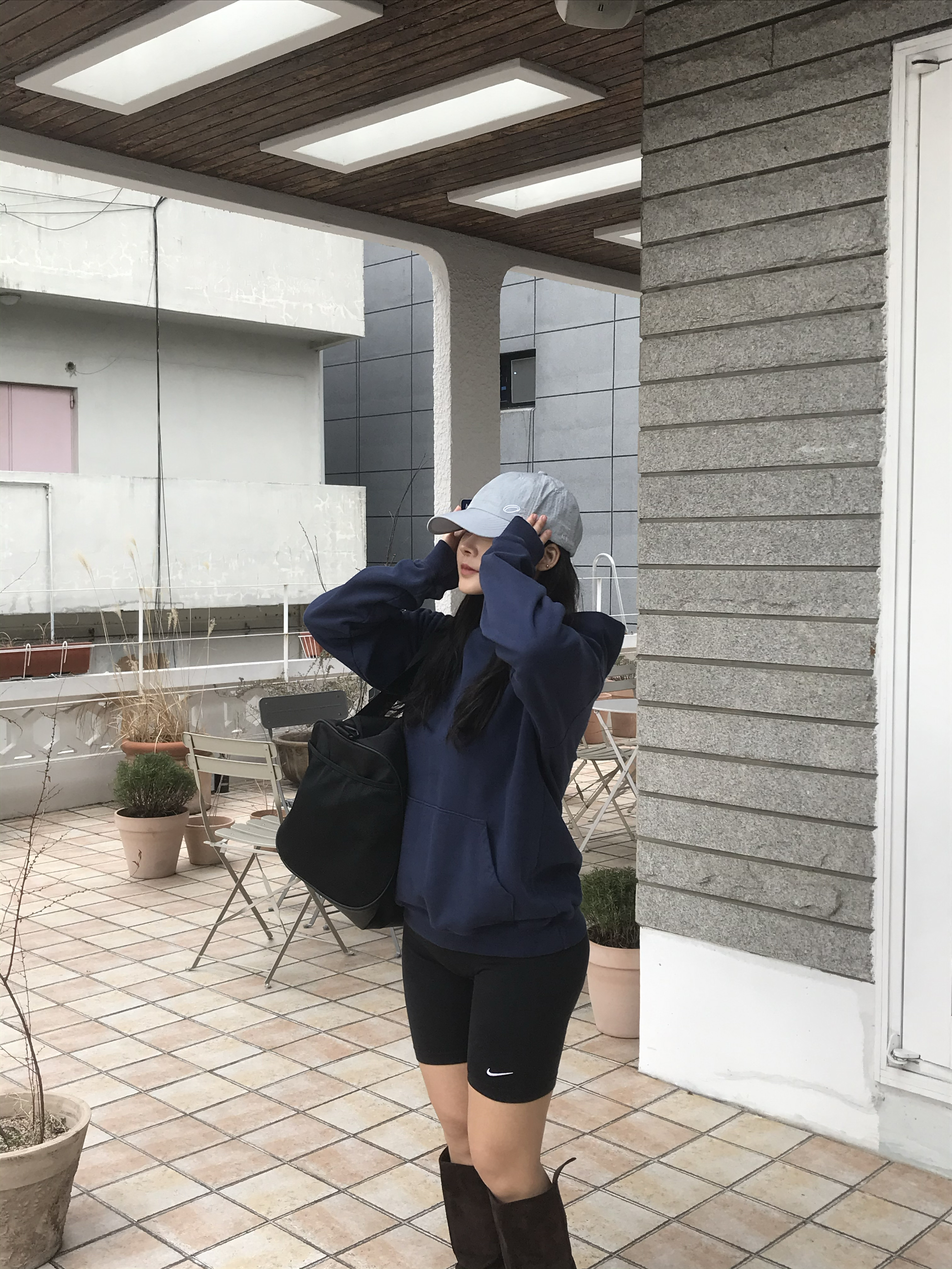 ONERM MMT Recycle Duffle Bag Medium Black 착용 스타일 - 5