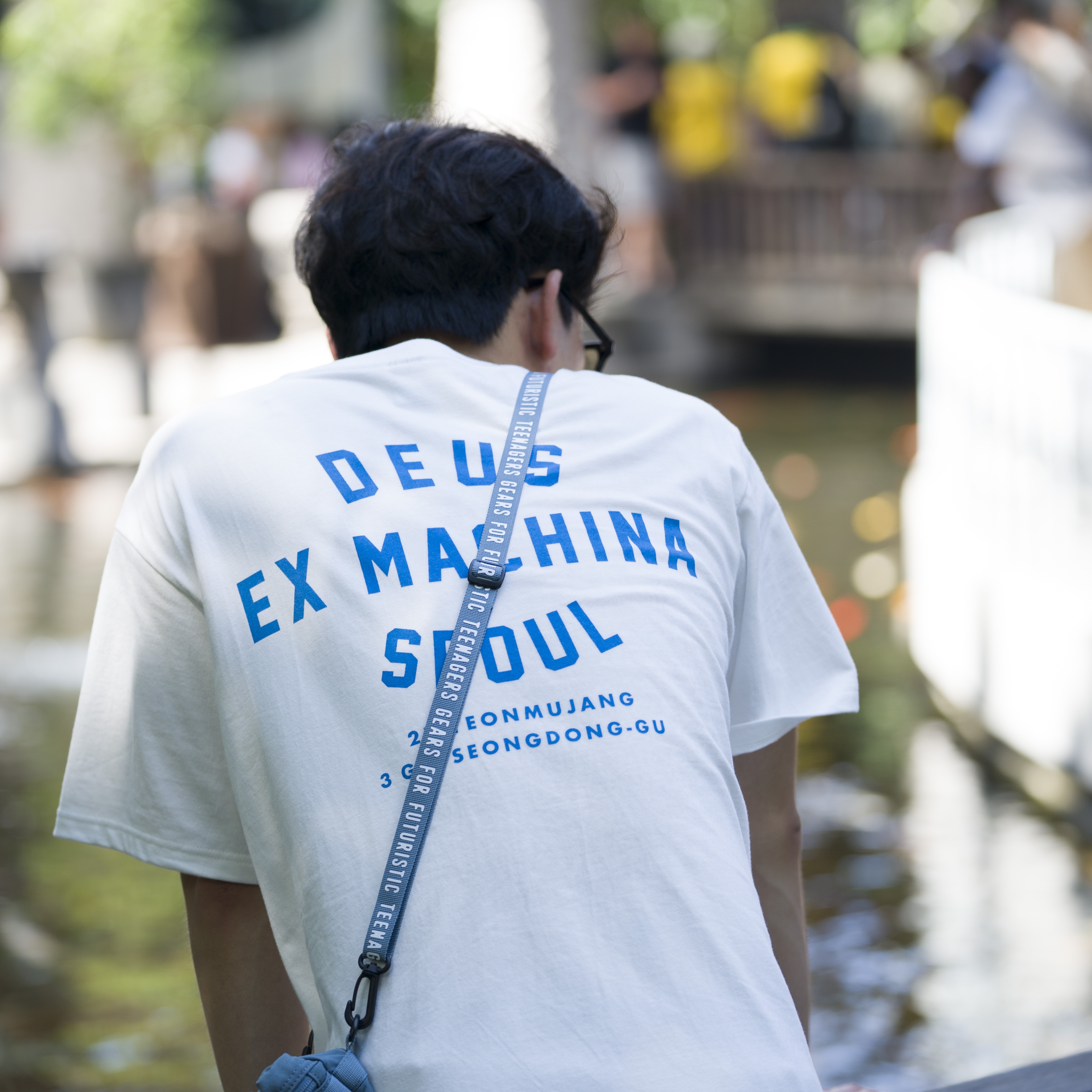 Deus Ex Machina Seongsu College T-Shirt White Midnight Blue 착용 스타일