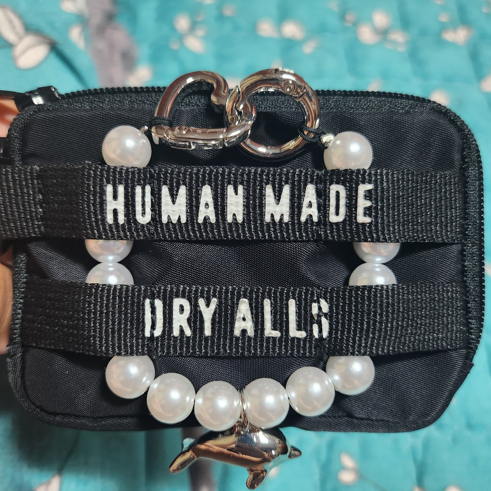 NewJeans Get Up Beads Keyring White, Human Made Military Card Case Black 착용 스타일 - 4