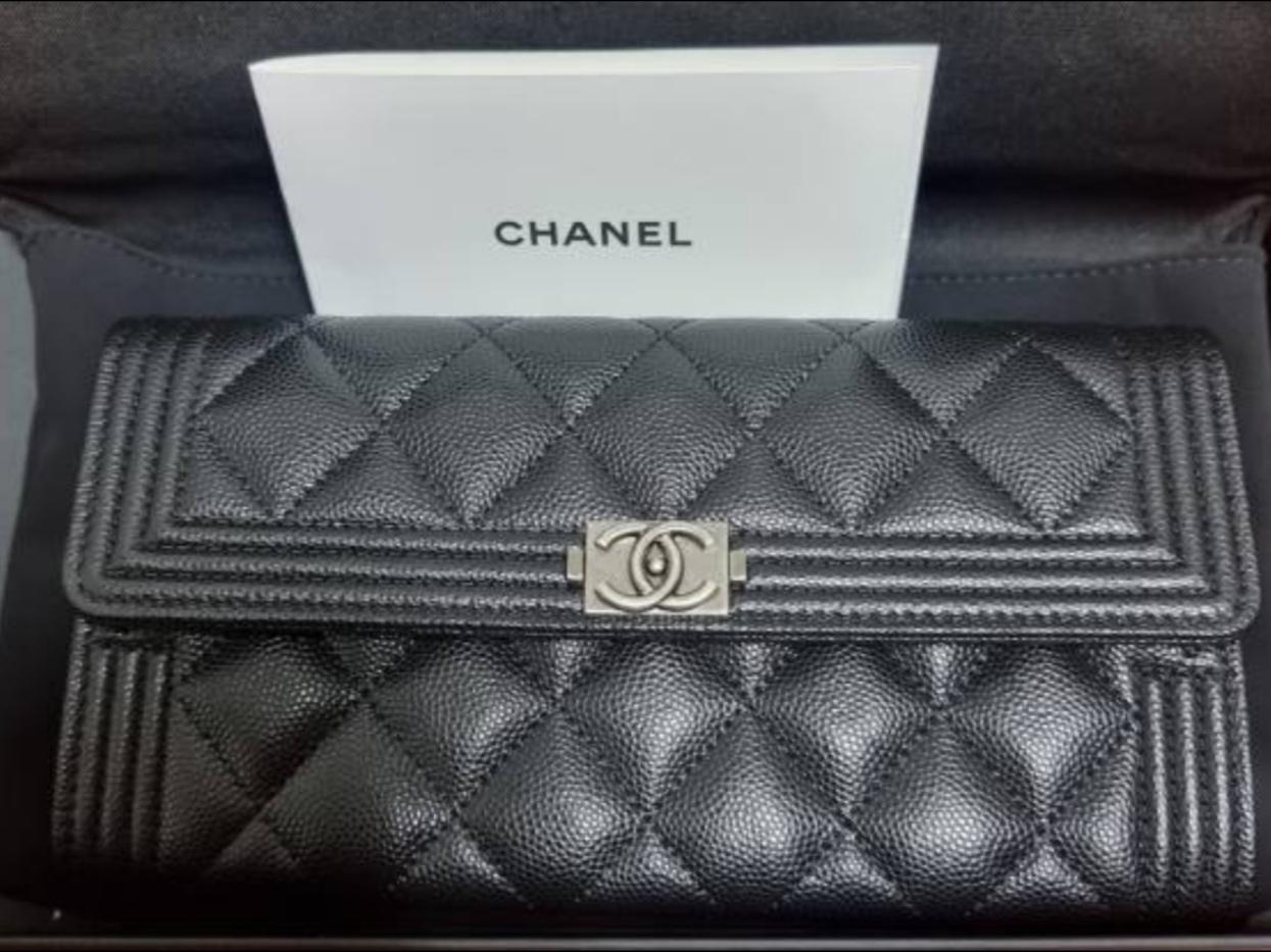Chanel Boy Chanel Long Flap Wallet Grained Calfskin & Ruthenium Black 착용 스타일 - 3