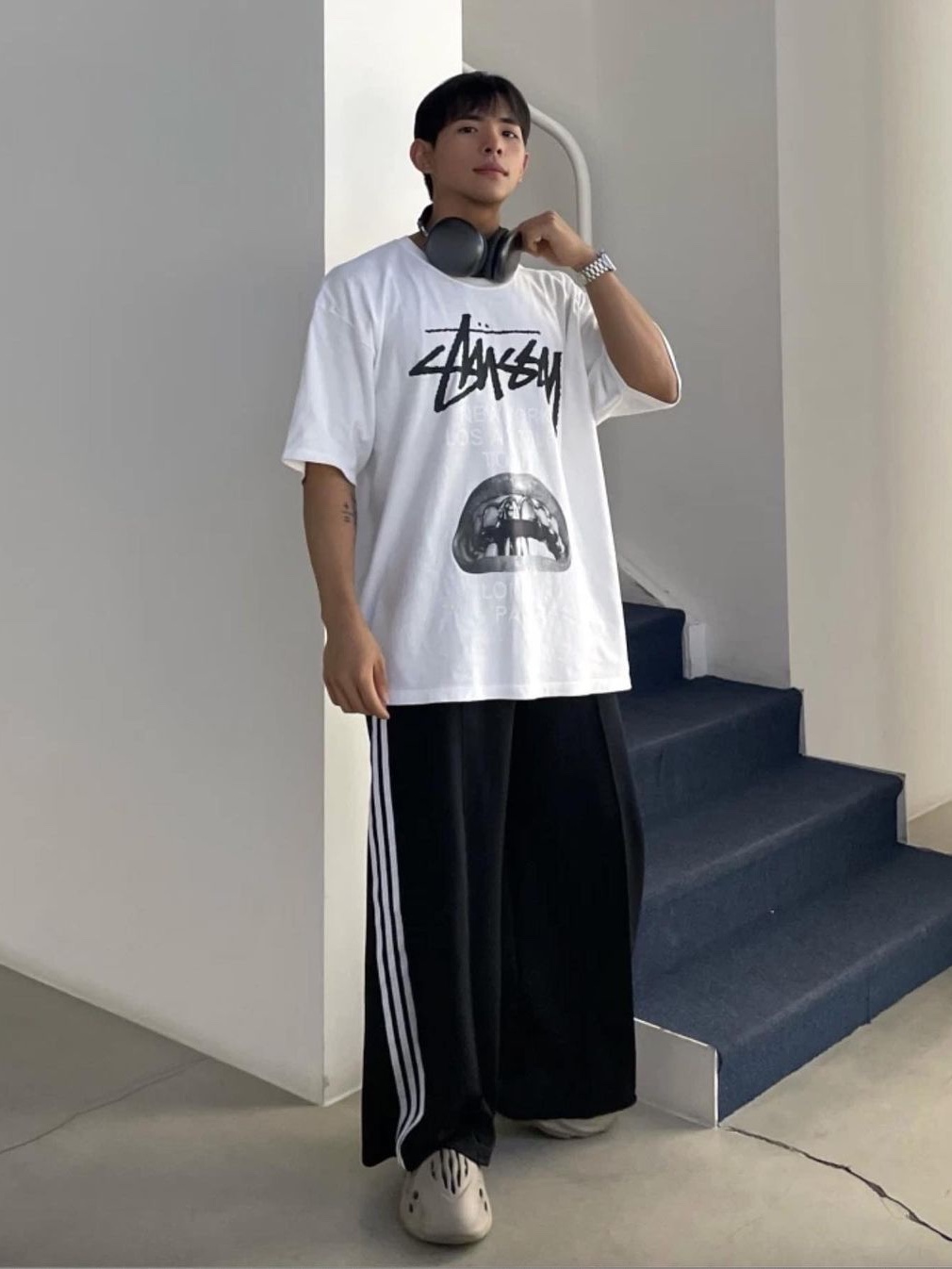 Stussy Stock DSM New York T-Shirt Coral 2023, Stussy Pitstop T-Shirt White 착용 스타일 - 6
