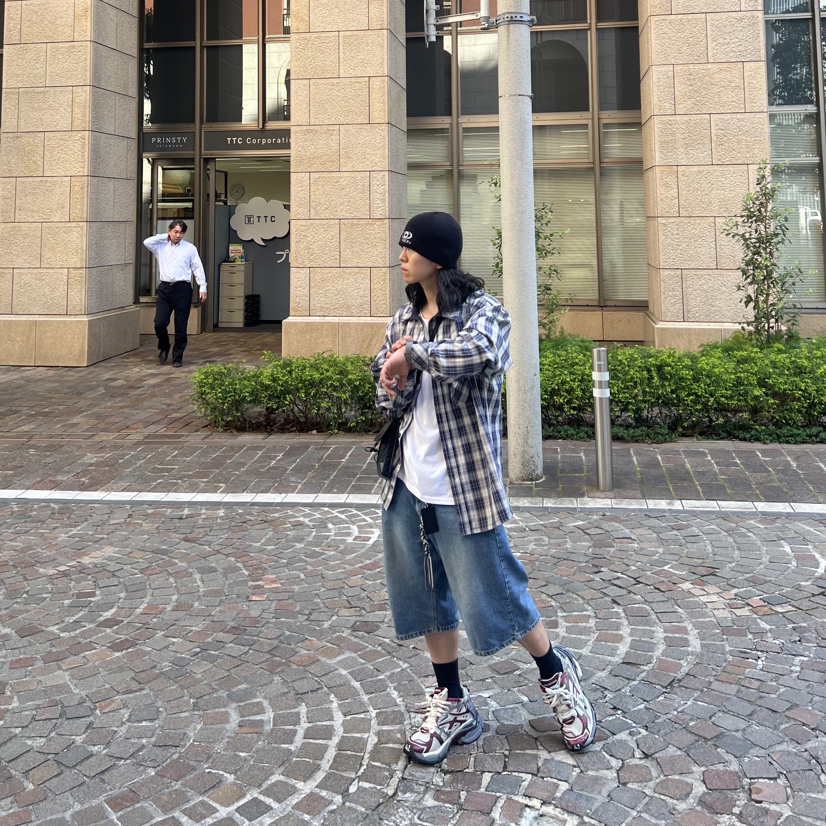 Balenciaga Runner Sneakers Grey Burgundy, Prada Re-Nylon Saffiano Leather Smartphone Case Black 착용 스타일 - 1
