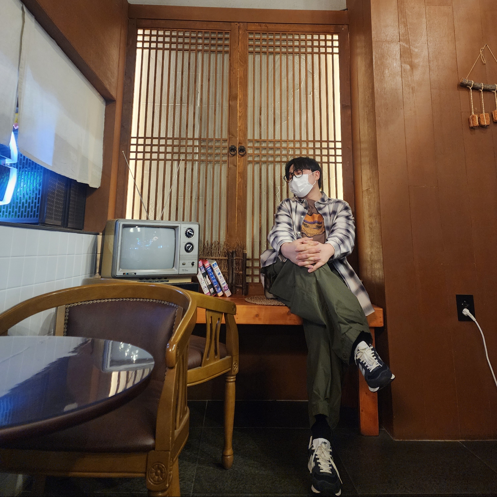 New Balance x Pottery 574 Premium Hard Navy, Gentle Monster Jeff 01 Black 착용 스타일 - 3