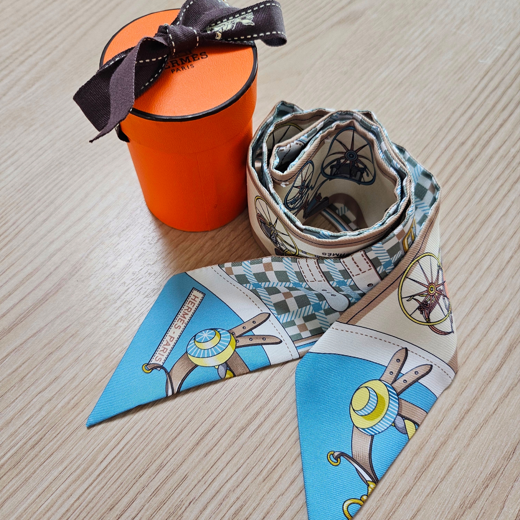 (W) Hermes Les Voitures Nouvelles Twilly Vert Amande Bleu Glacier Beige 착용 스타일